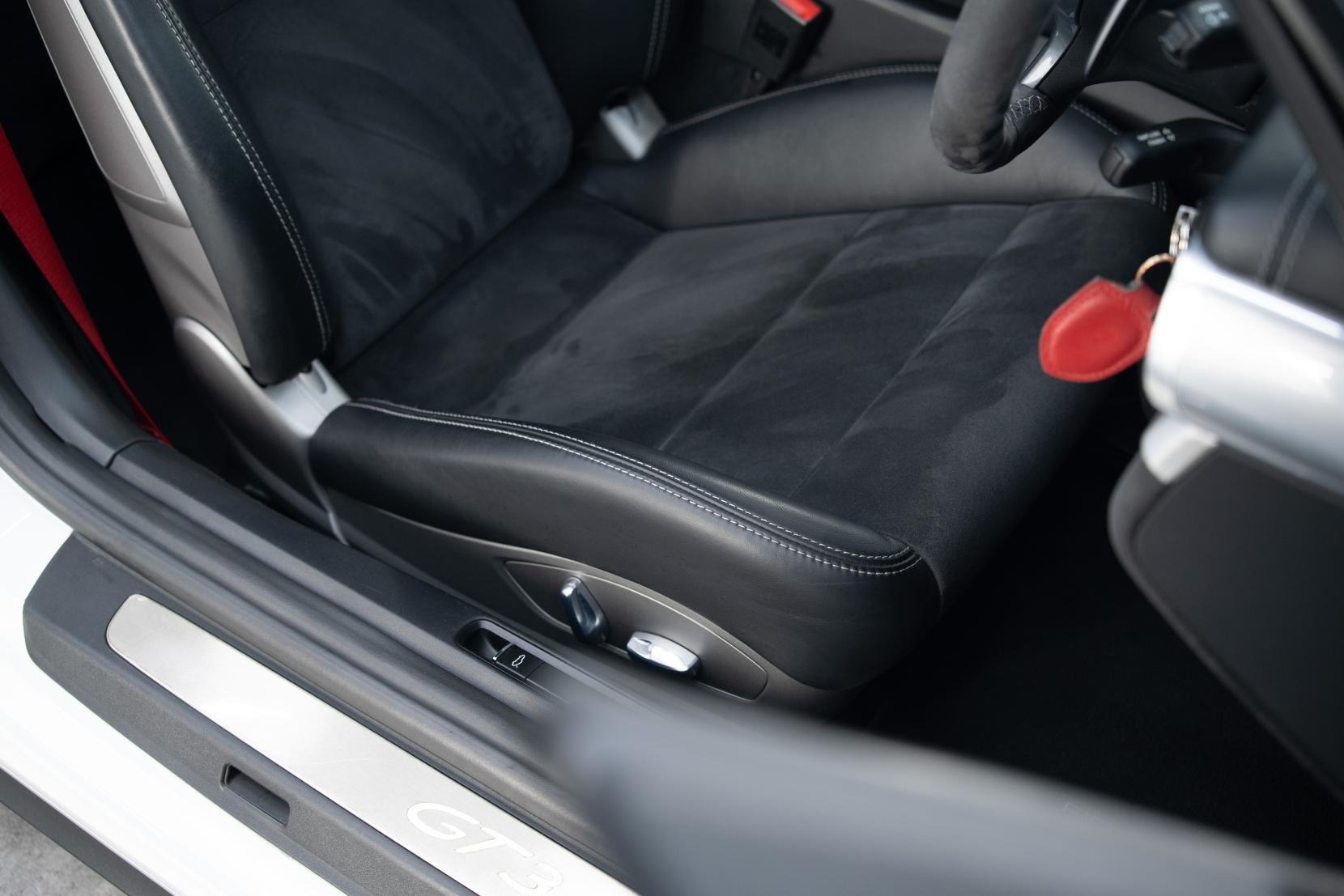 Porsche 911 view 17