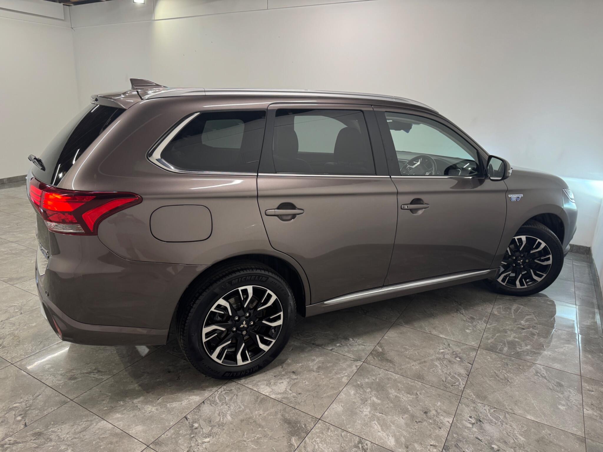 Mitsubishi Outlander view 8