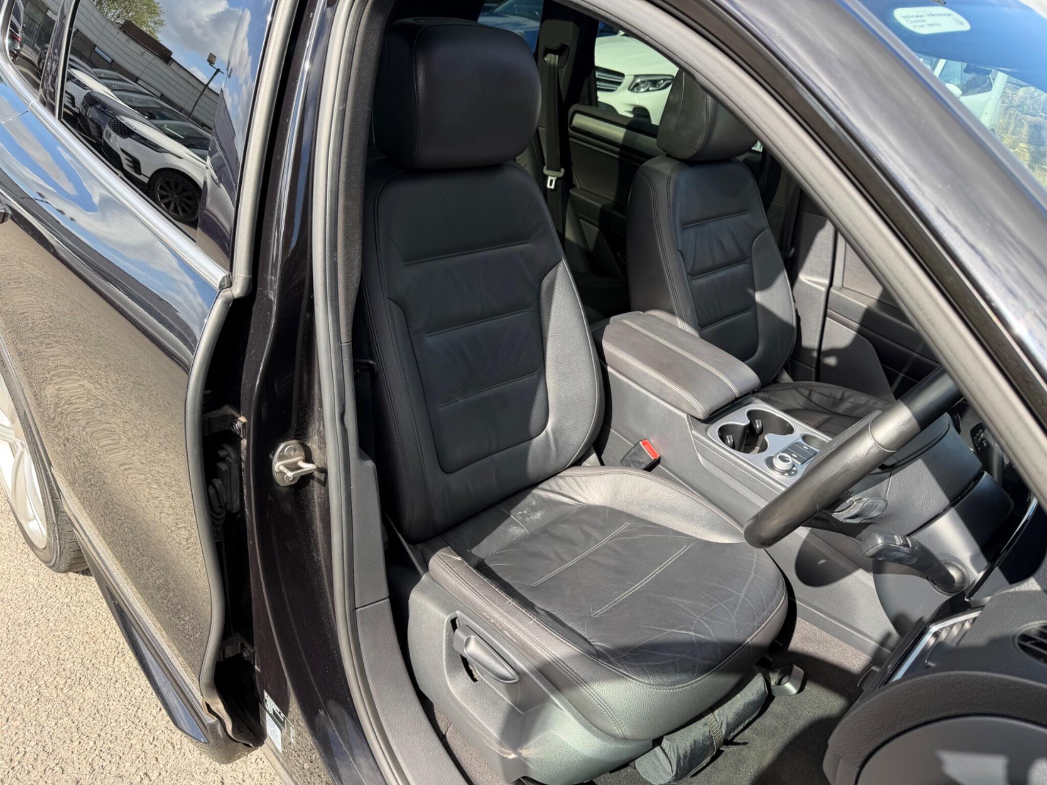 Volkswagen Touareg view 18