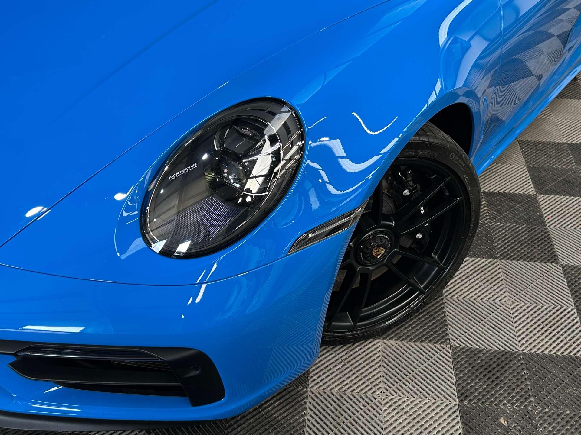Porsche 911 view 8