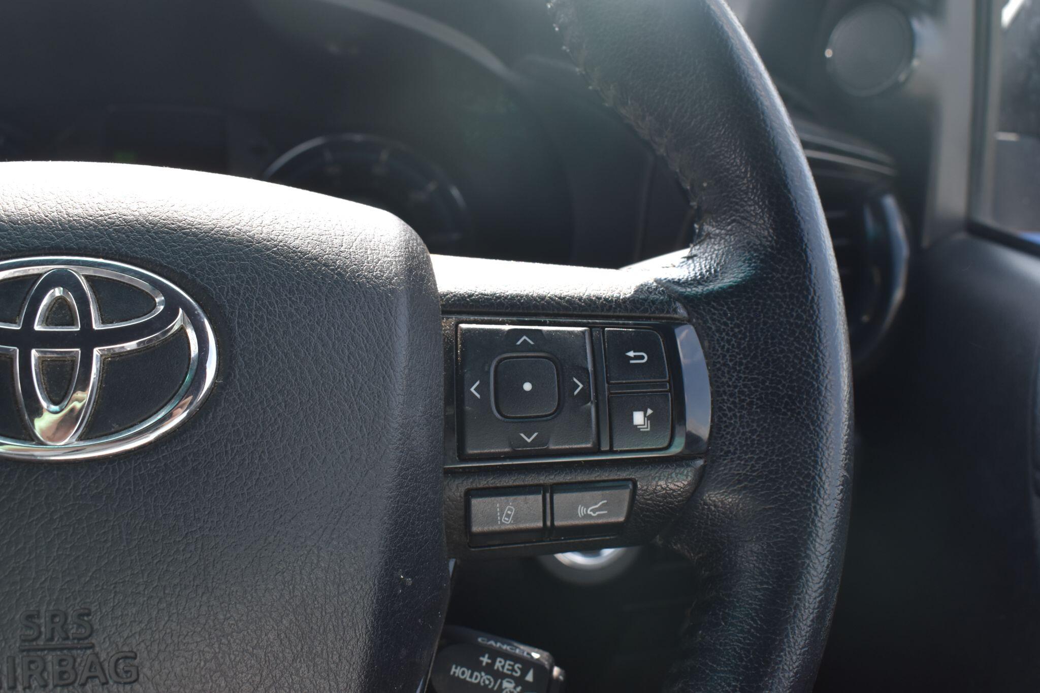 Hilux - 2.8 D-4D Invincible X Auto 4WD Euro 6 (s/s) 4dr - Image 24