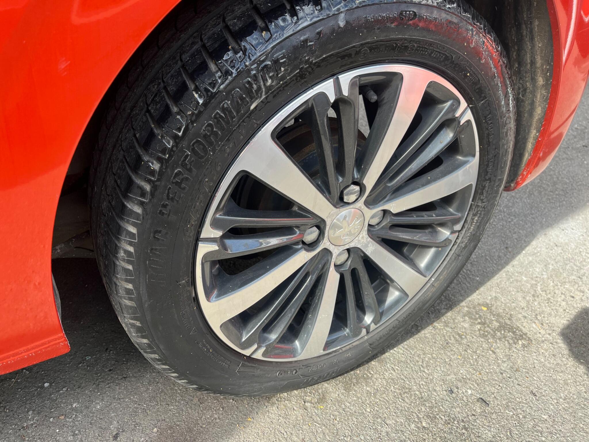 Peugeot 208 view 10