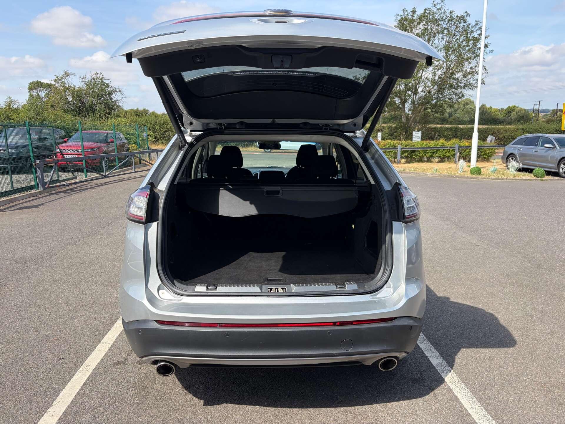 Ford Edge view 24