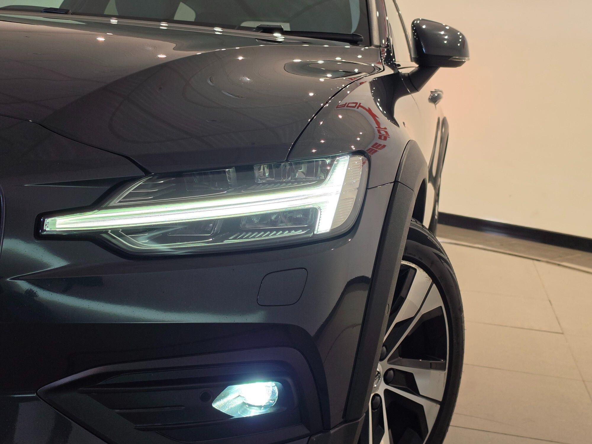 Volvo V60 Cross Country view 45