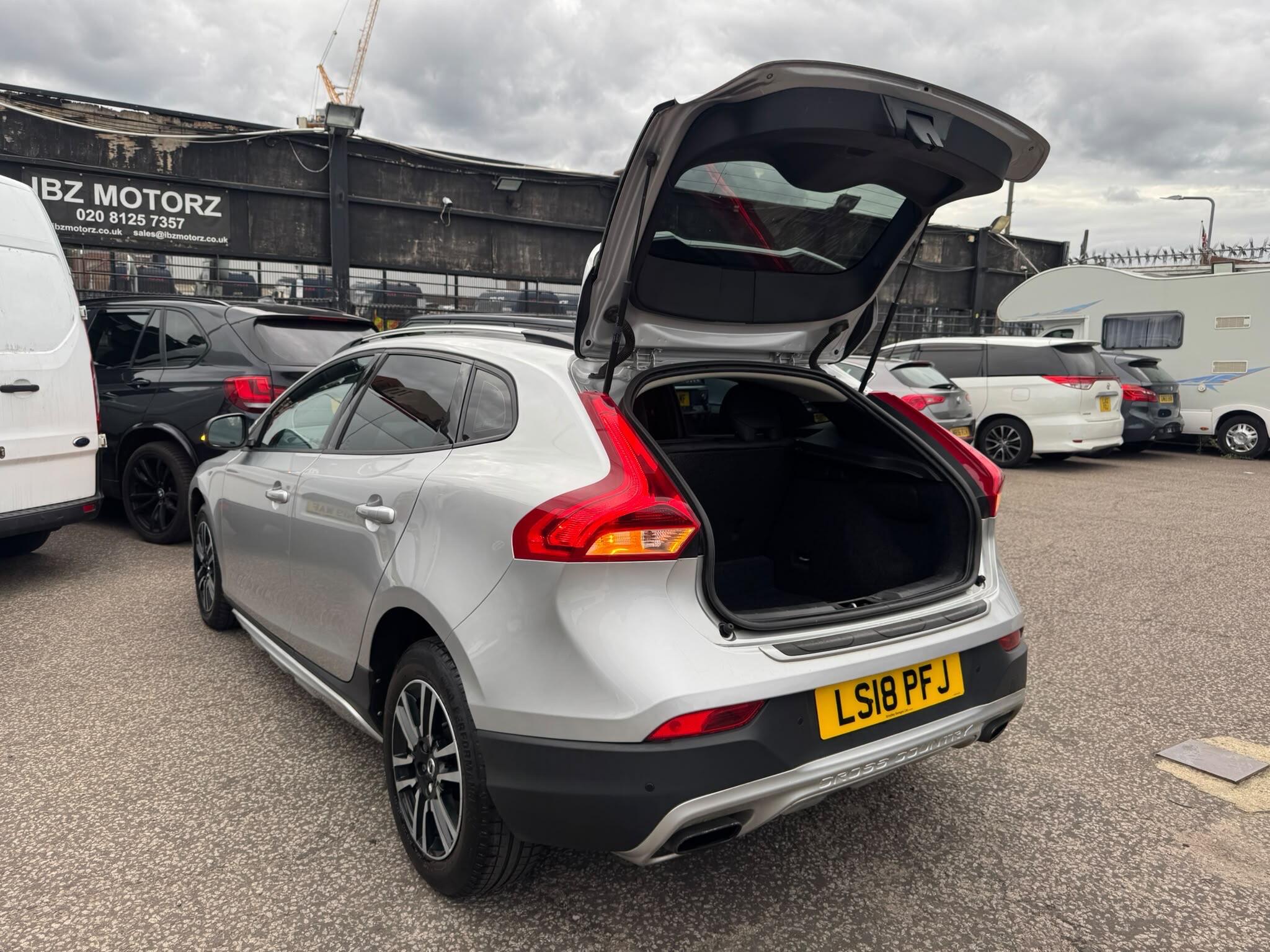 Volvo V40 Cross Country view 41