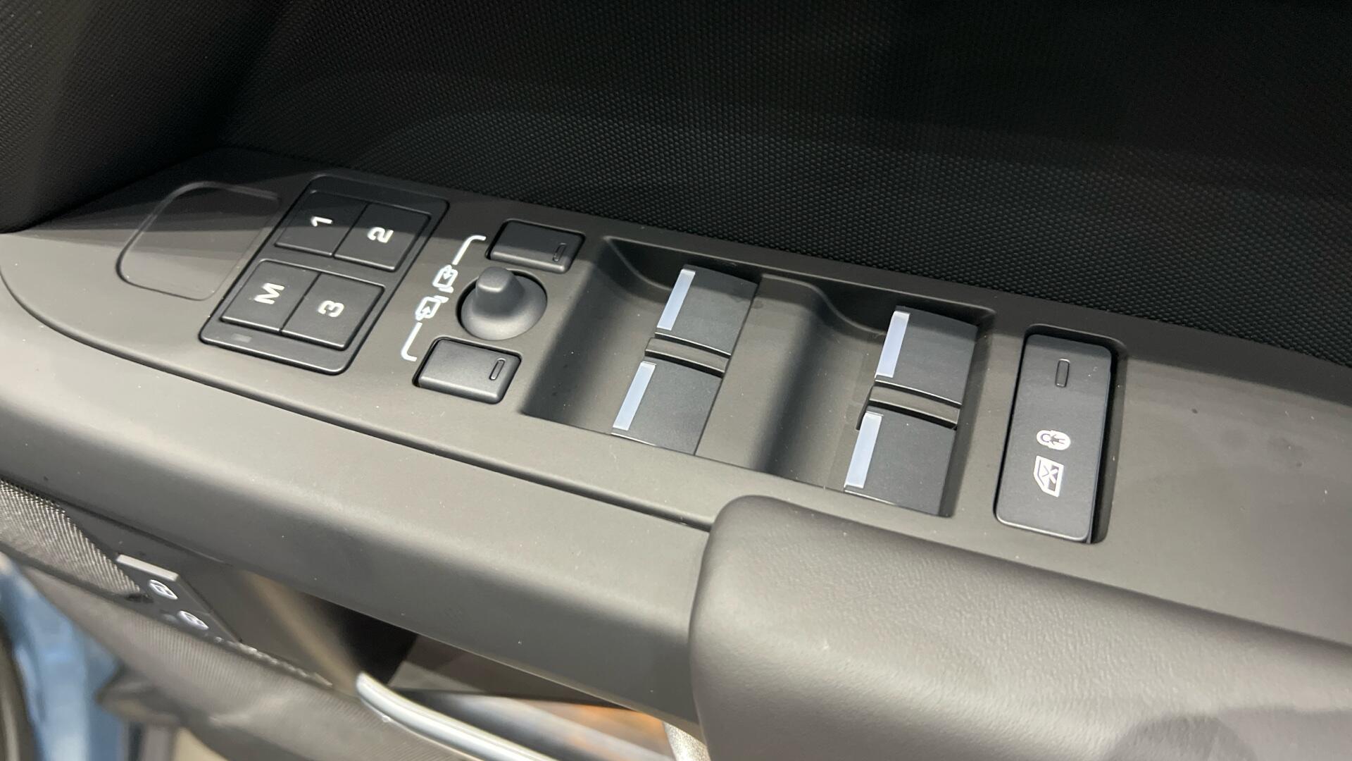 Land Rover Defender view 48
