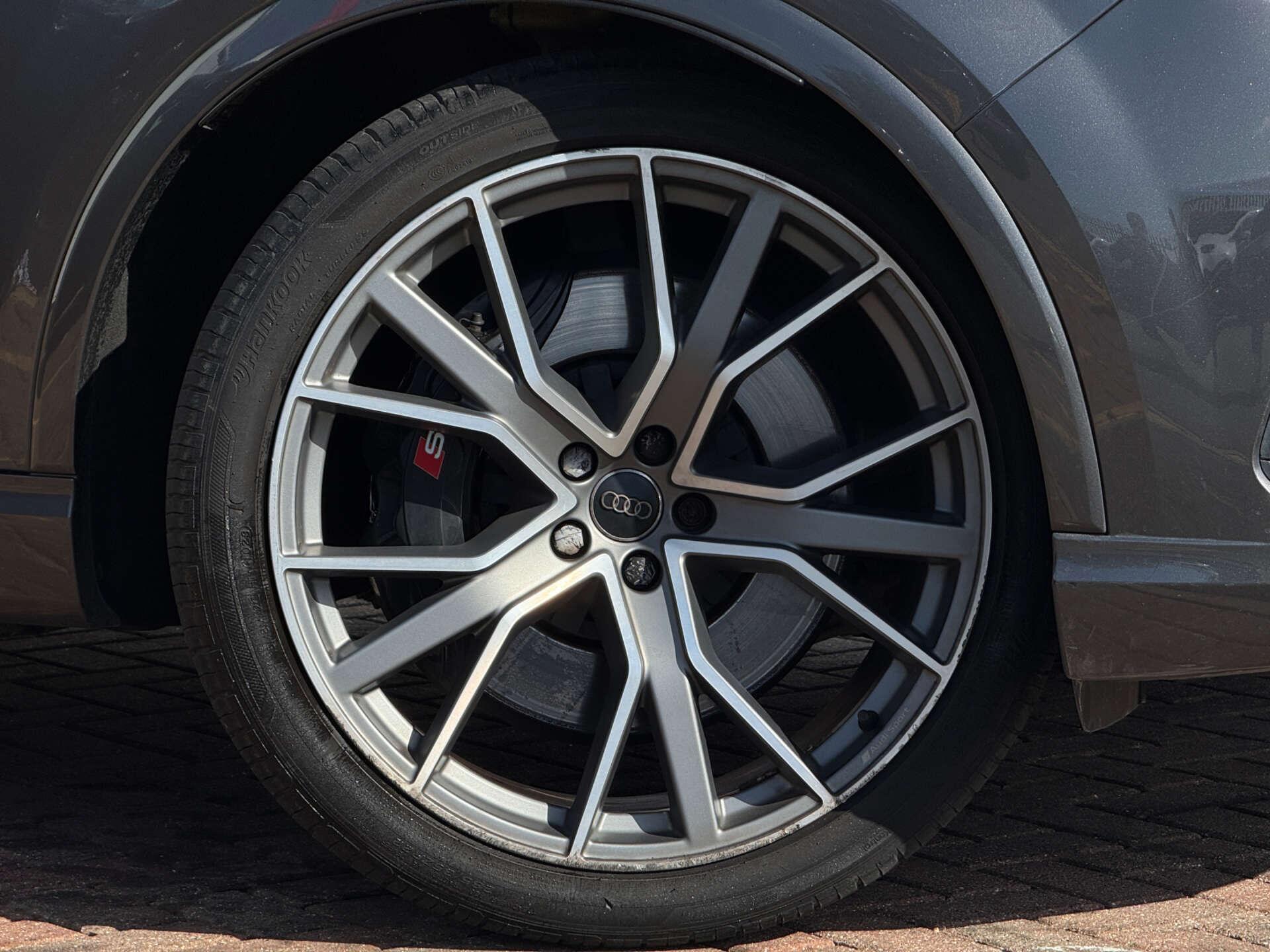 Audi SQ7 view 10