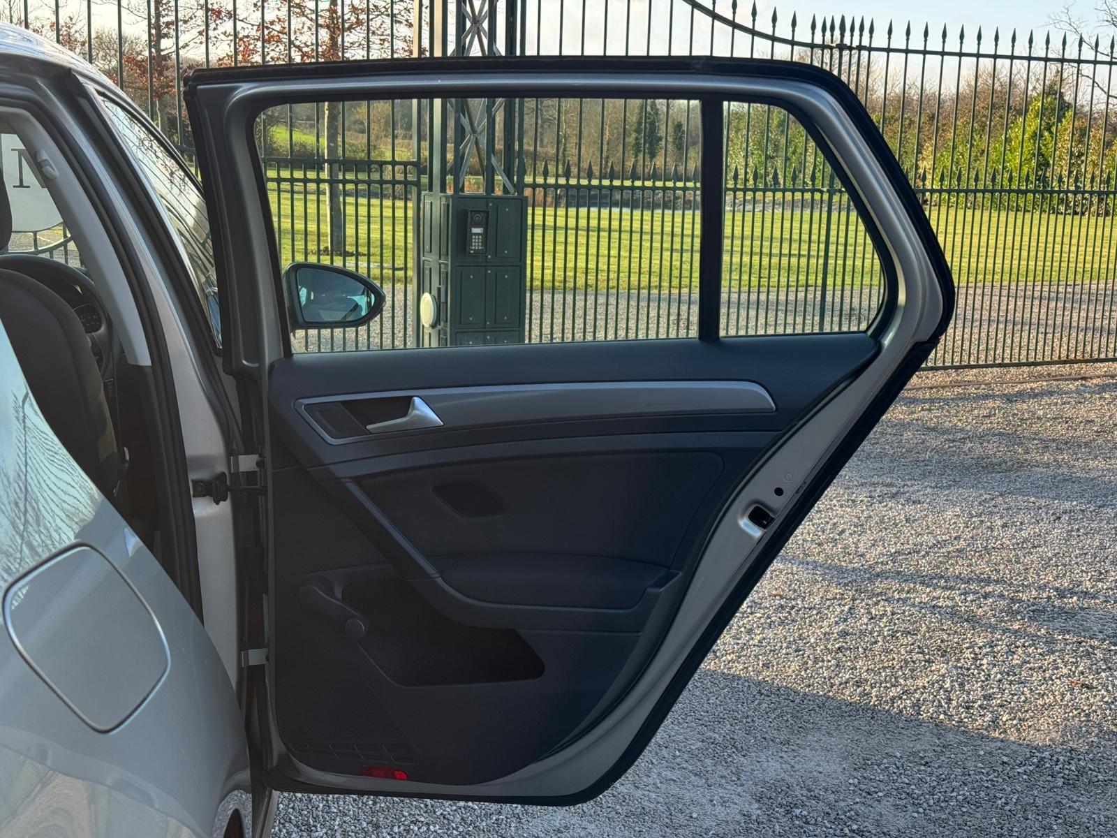 2013 Volkswagen Golf image 25