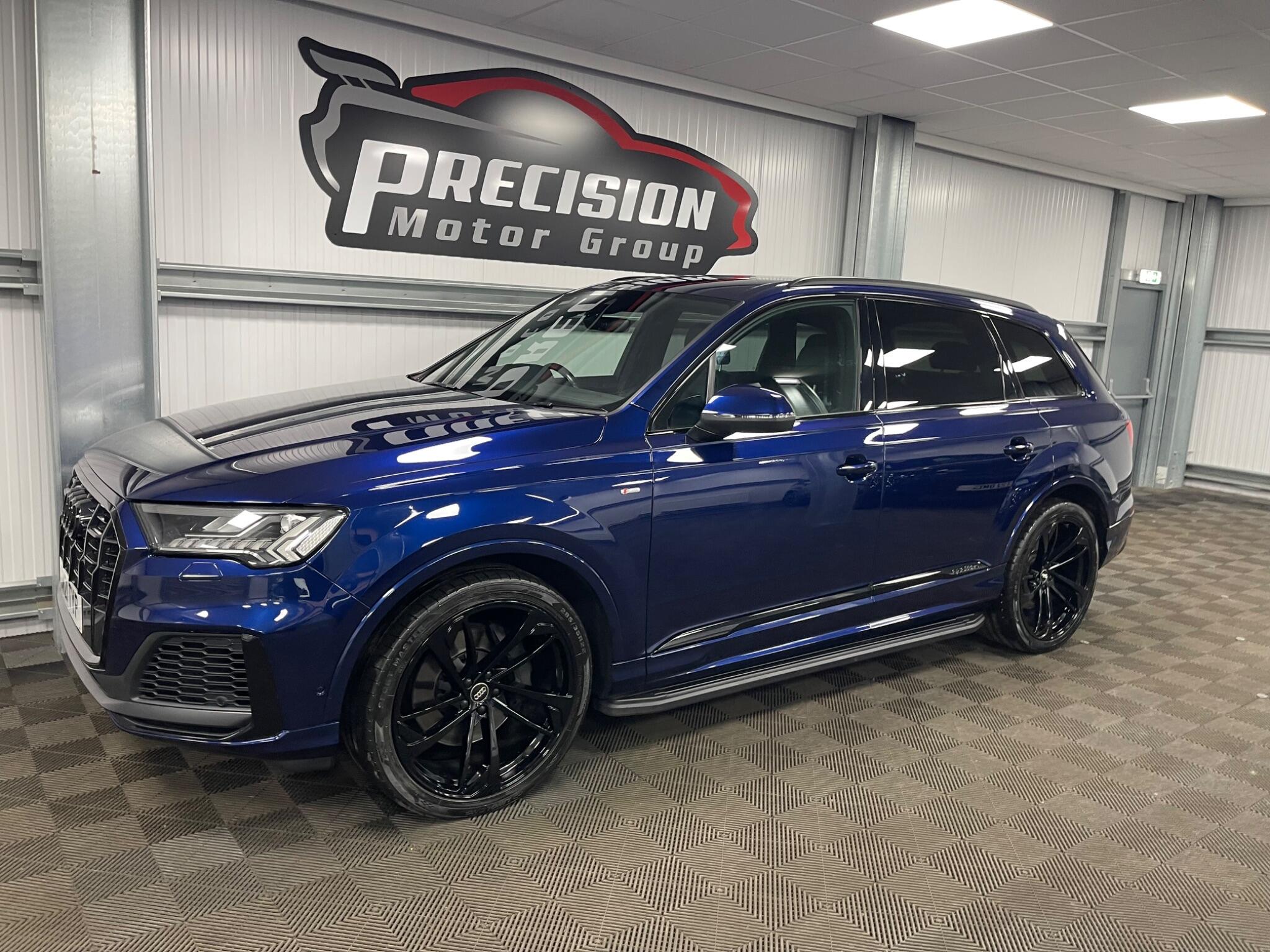 Audi Q7 view 8