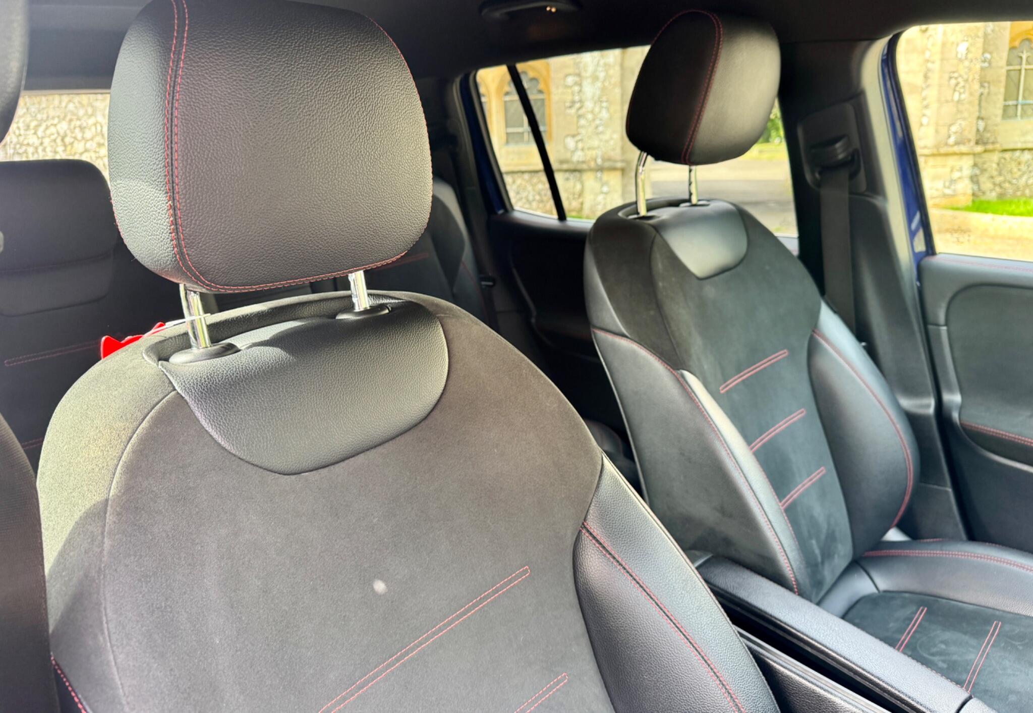 Mercedes-Benz GLB view 32