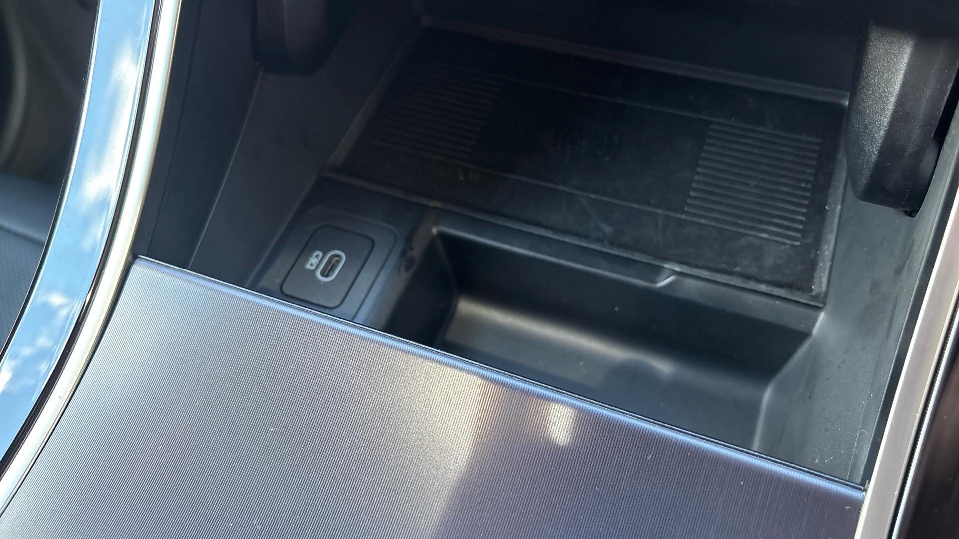 Land Rover Range Rover Velar view 39
