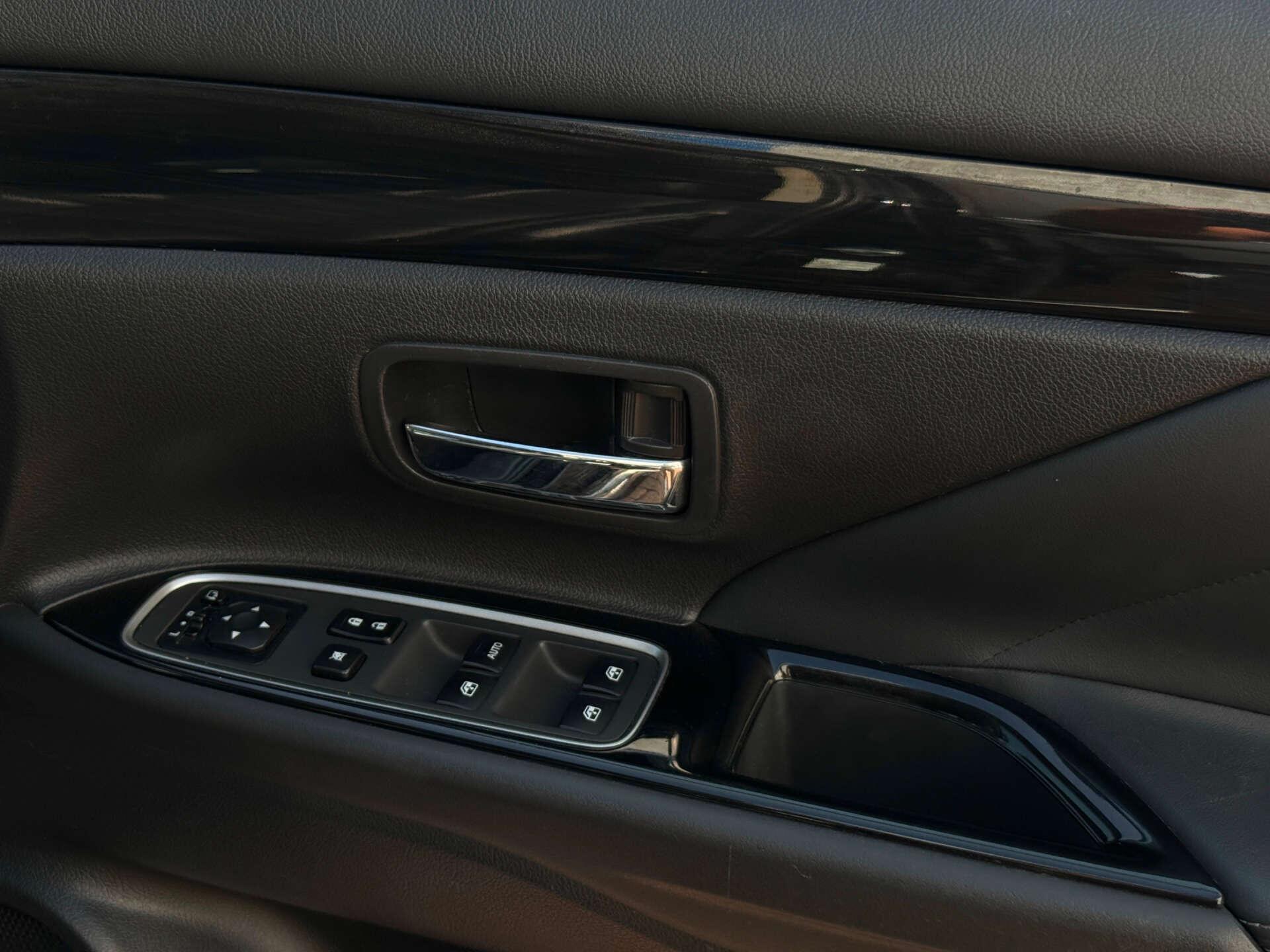 Mitsubishi Outlander view 13