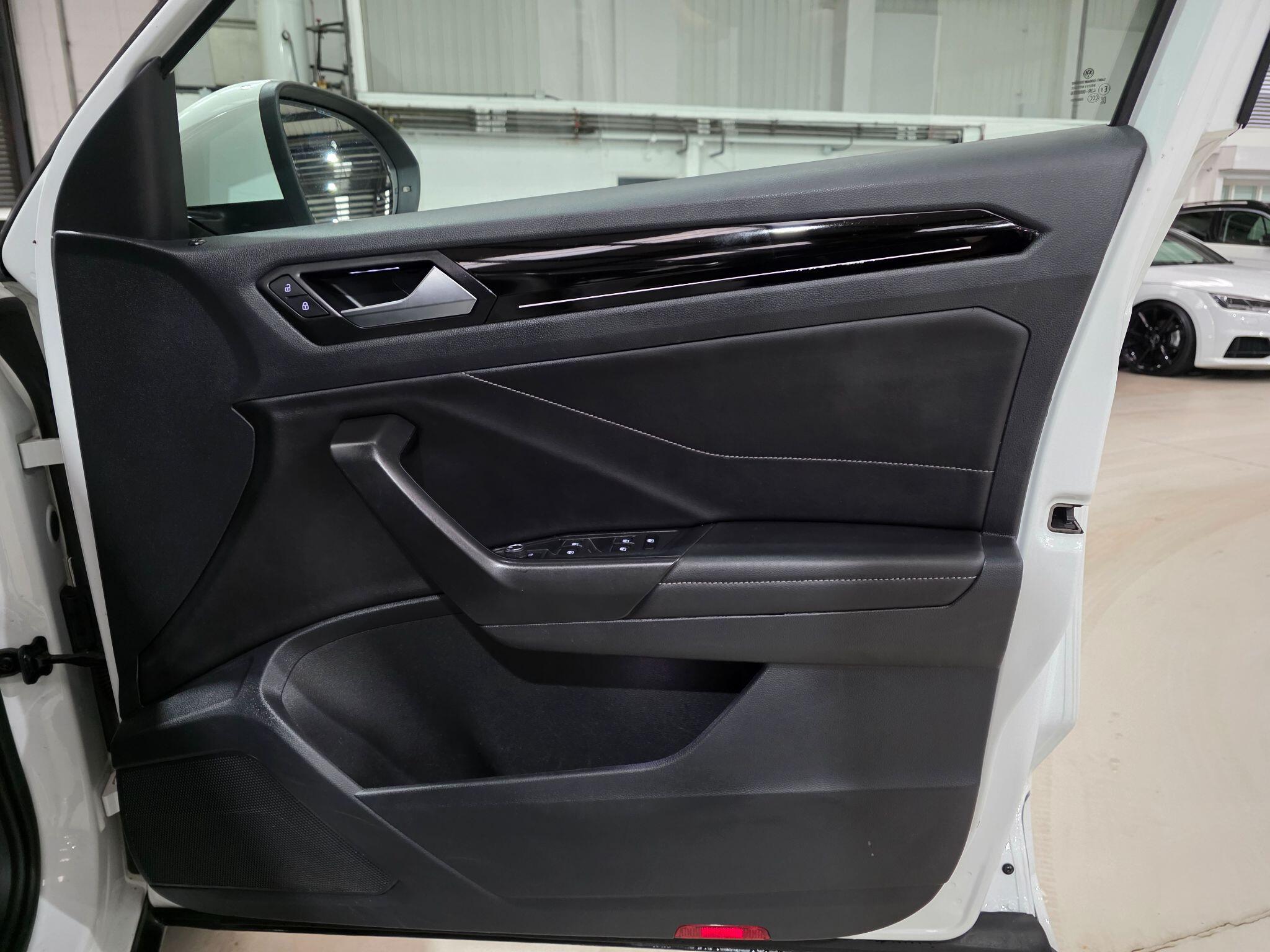 Volkswagen T-Roc view 13