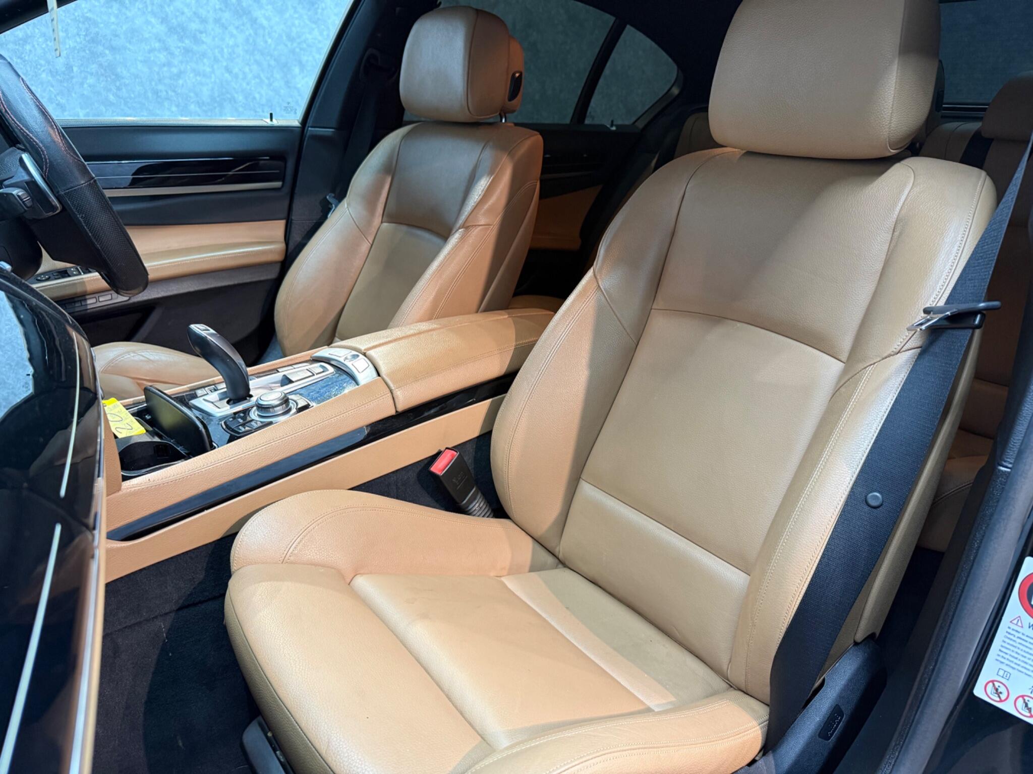 BMW 7 Series view 9