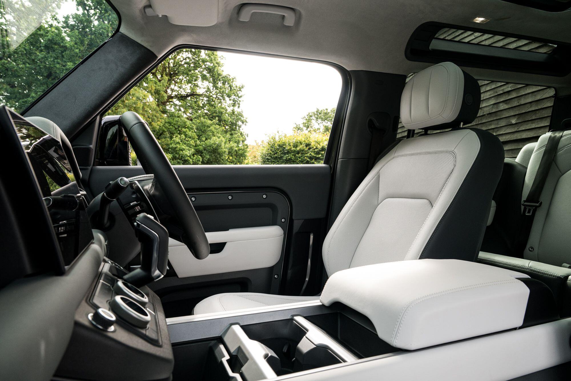 Land Rover Defender 90 view 42