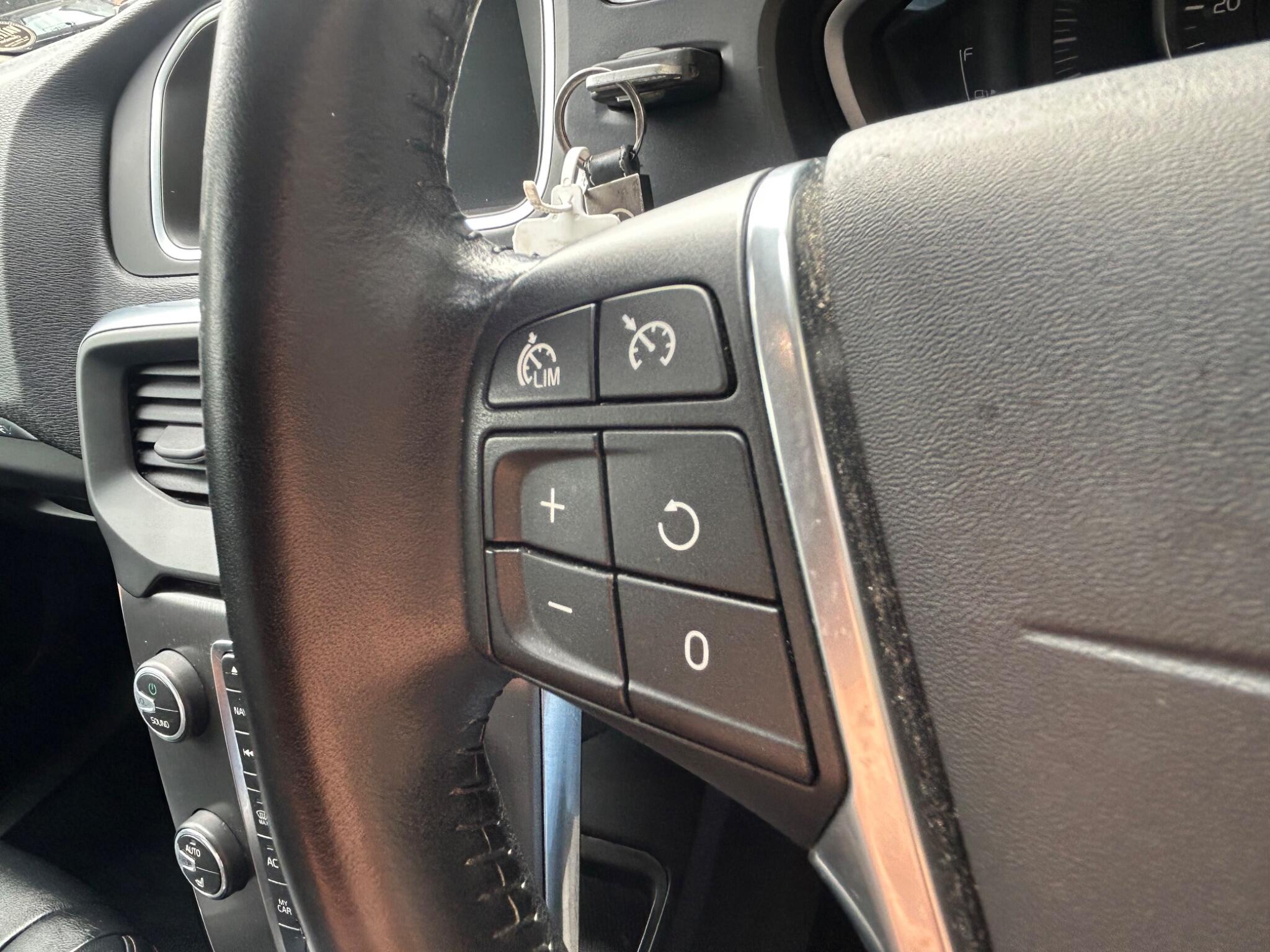 Volvo V40 Cross Country view 23