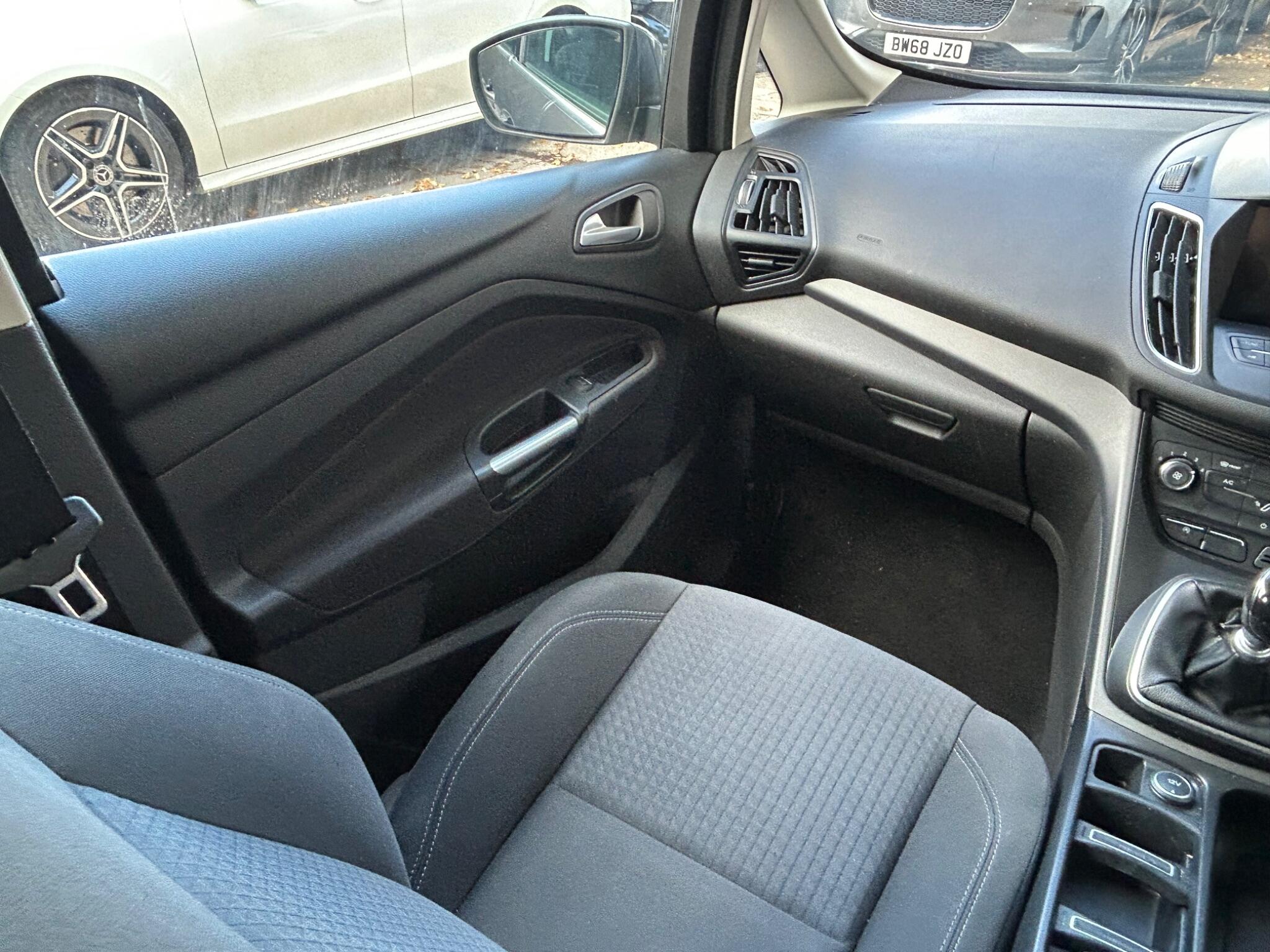 Ford Grand C-Max view 22