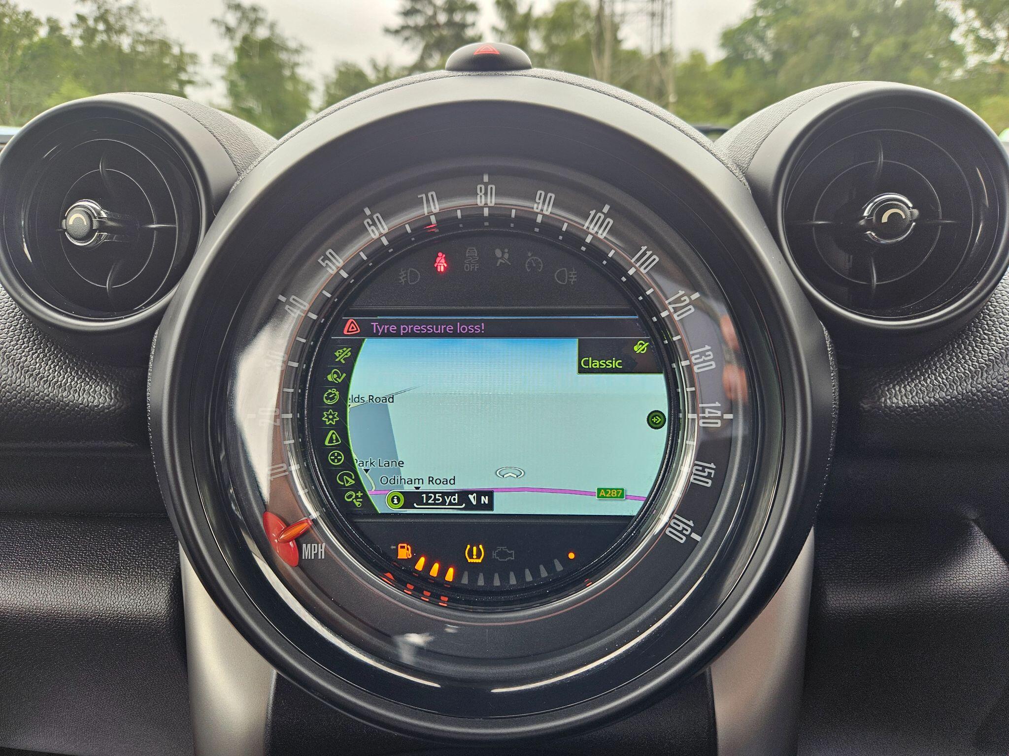 2016 MINI Countryman image 22