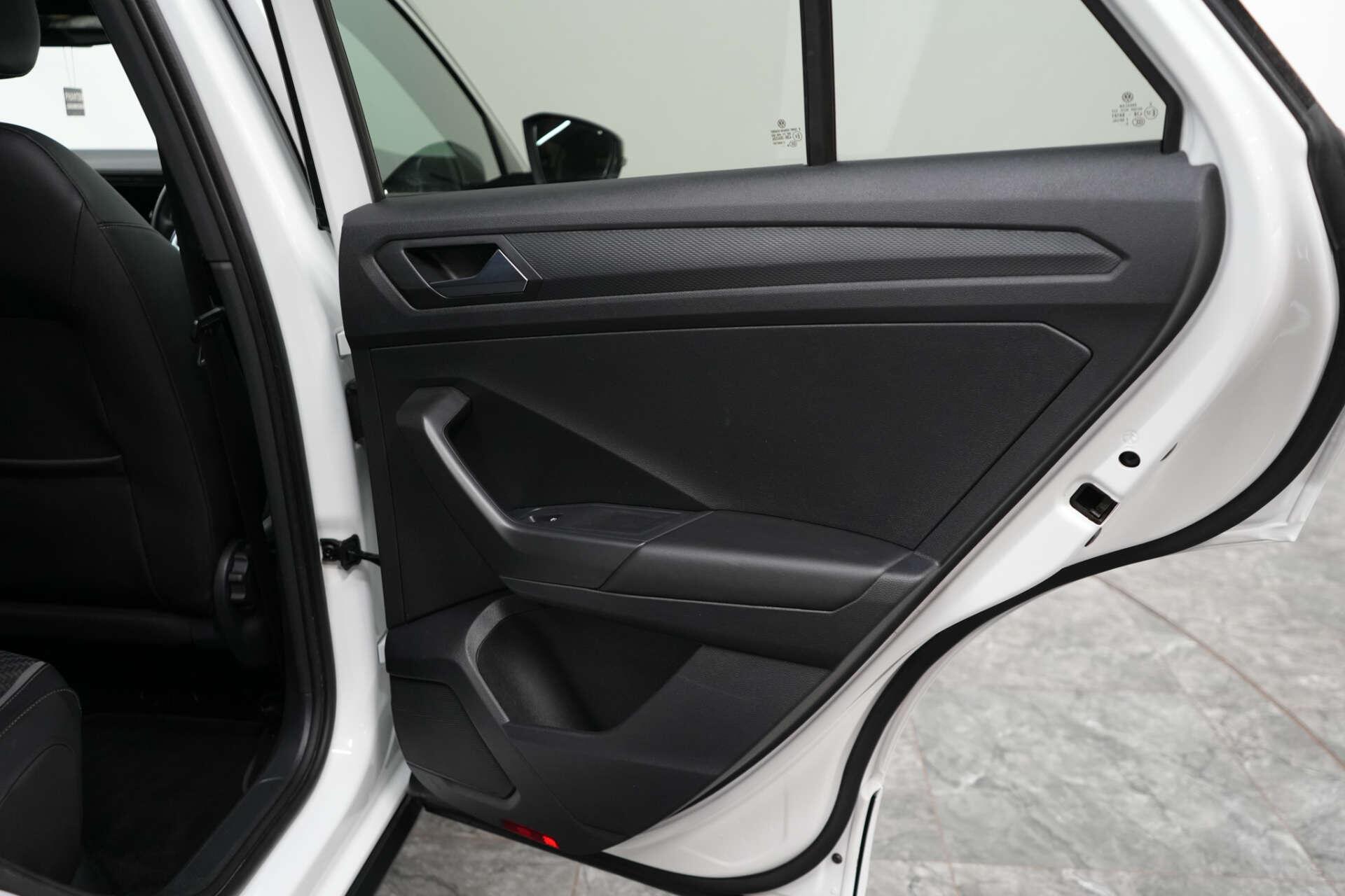 Volkswagen T-Roc view 17