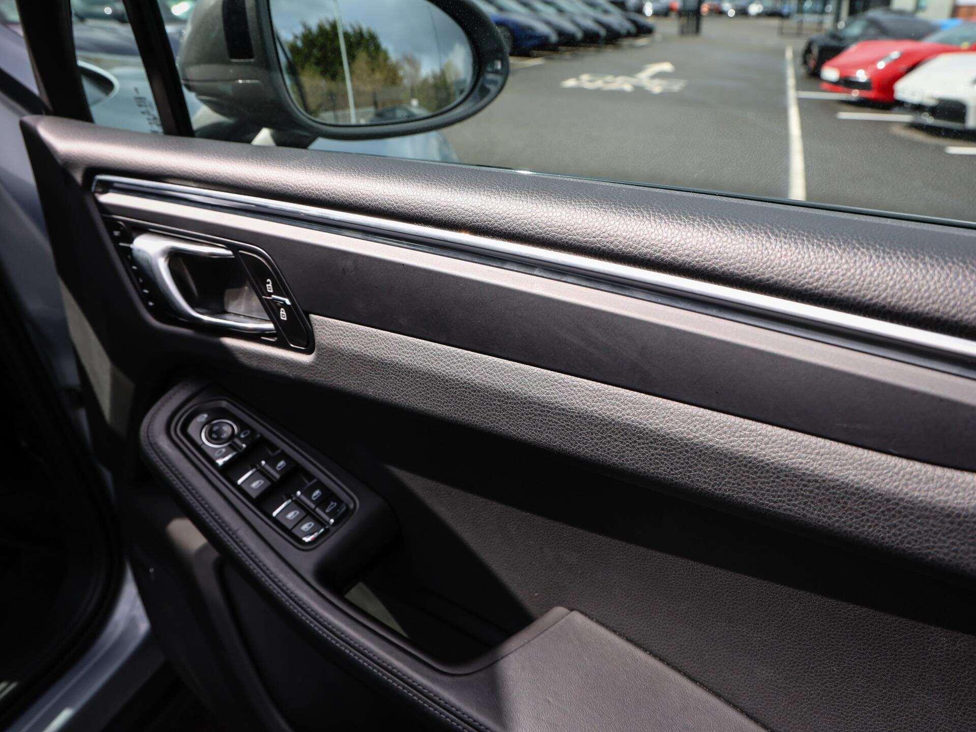 Porsche Macan view 17