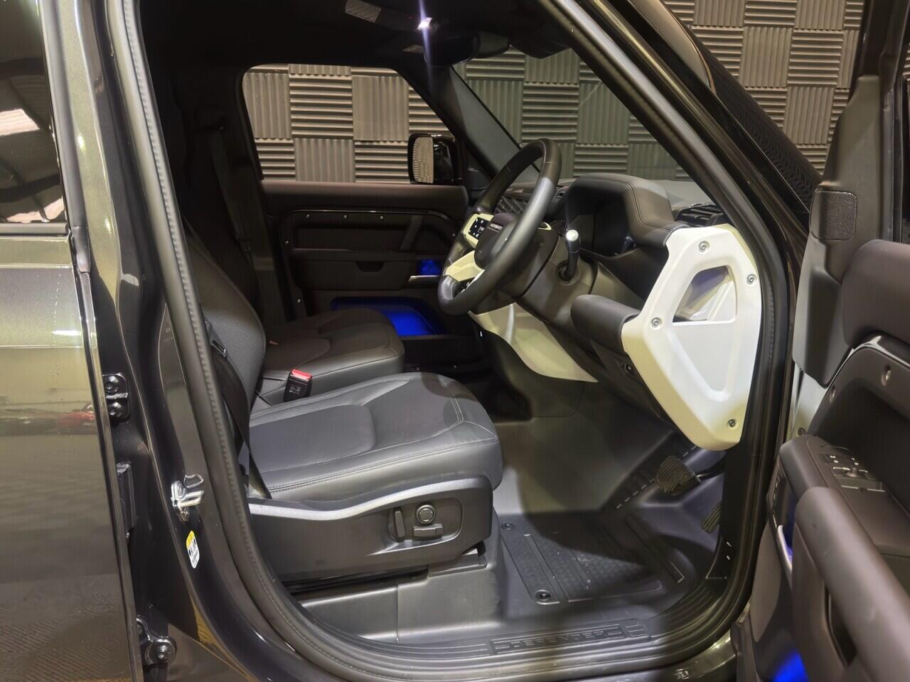 Land Rover Defender 110 view 9