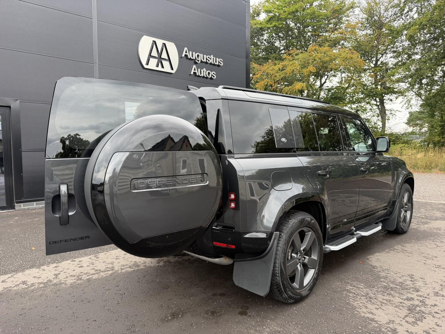 Land Rover Defender 110 view 28