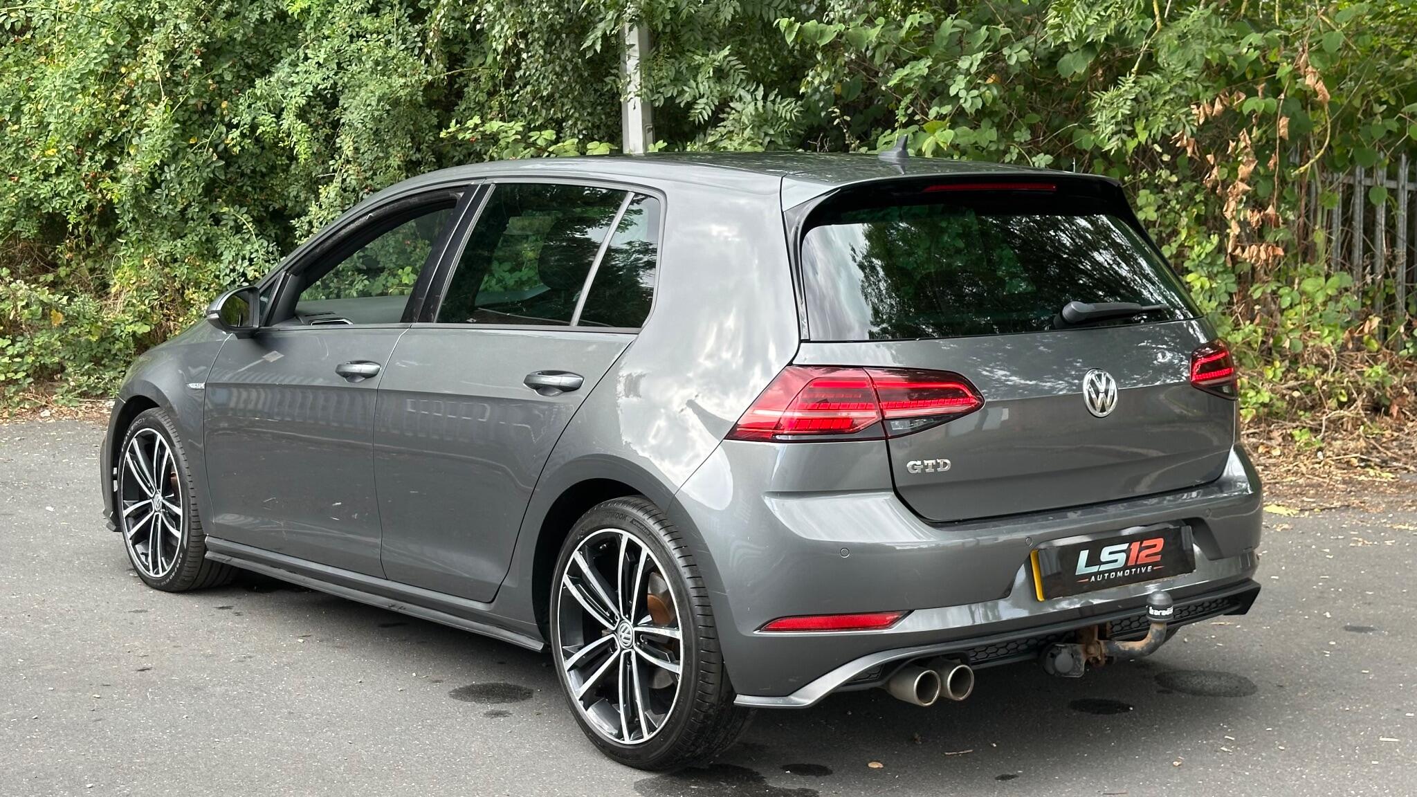 Volkswagen Golf view 4