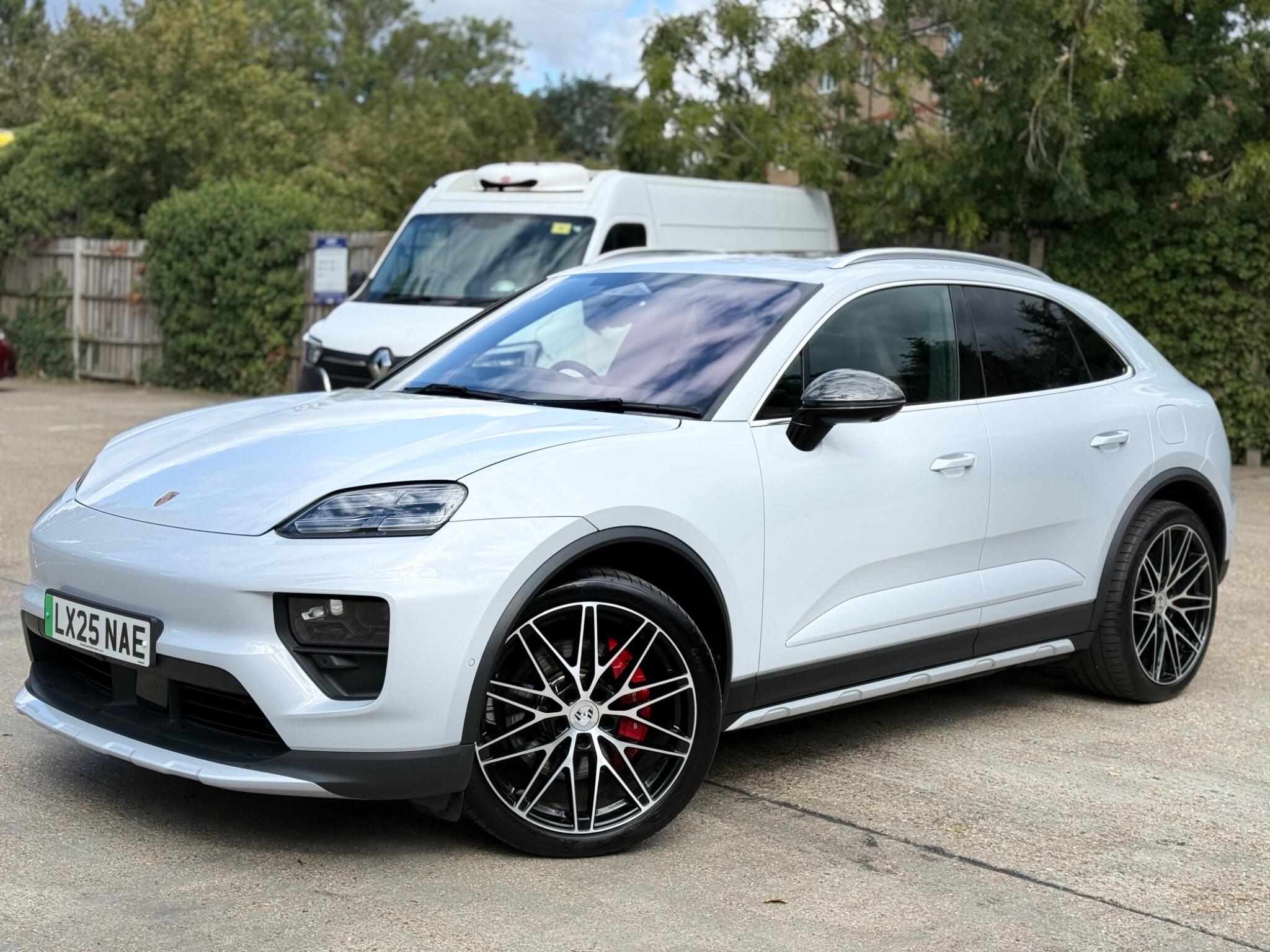 Porsche Macan view 3
