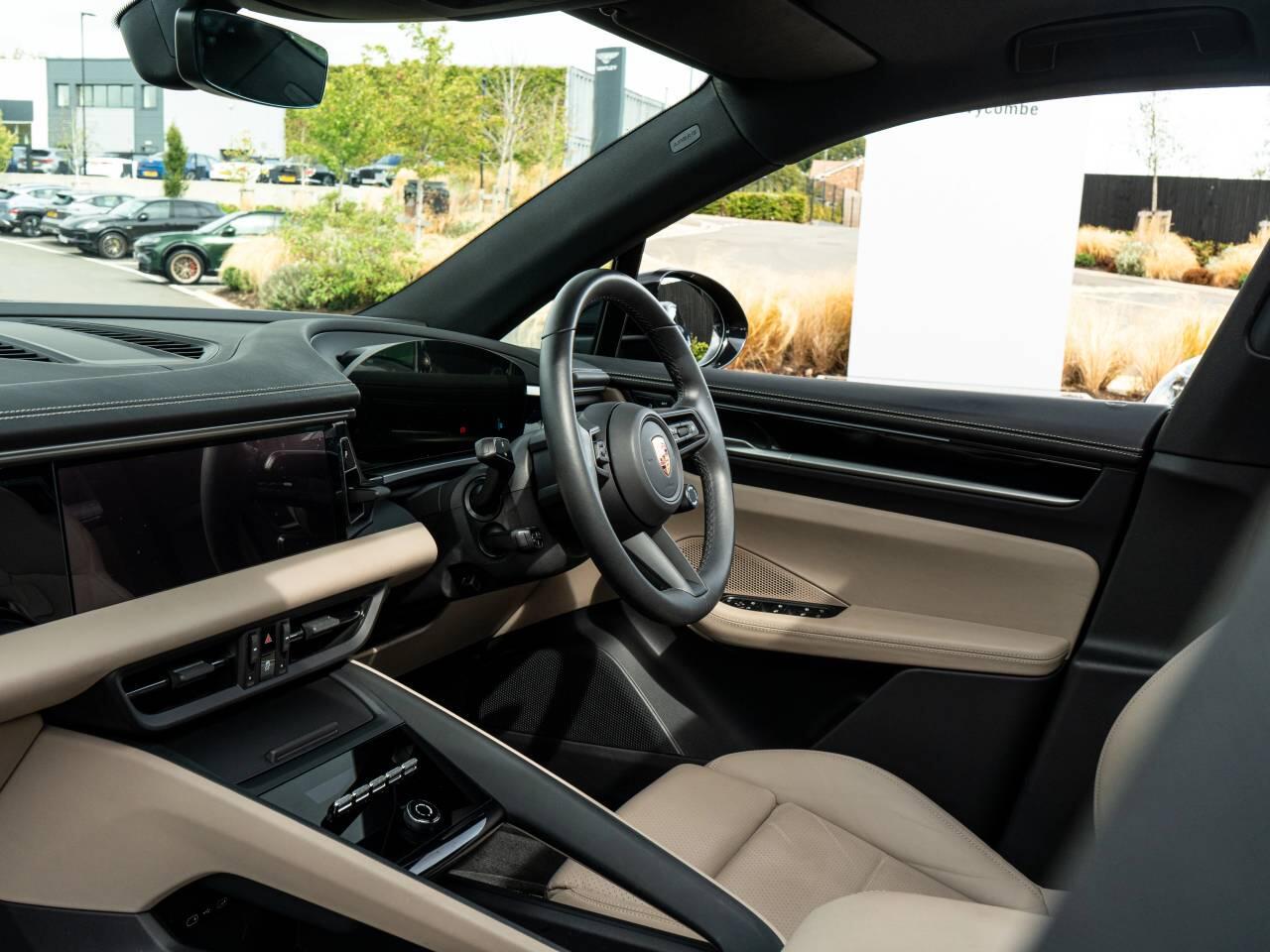 Porsche Macan view 26