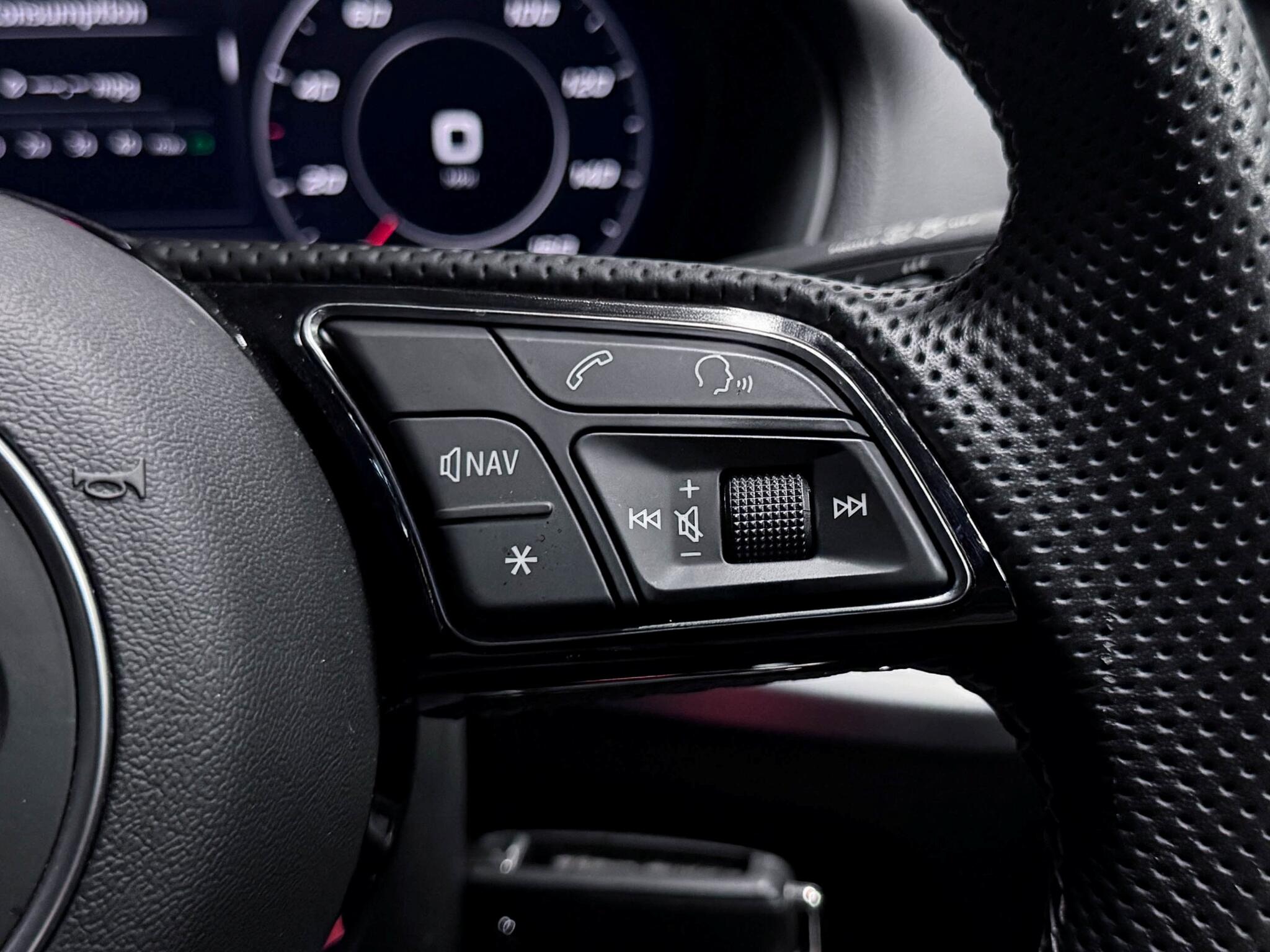 Audi SQ2 view 37