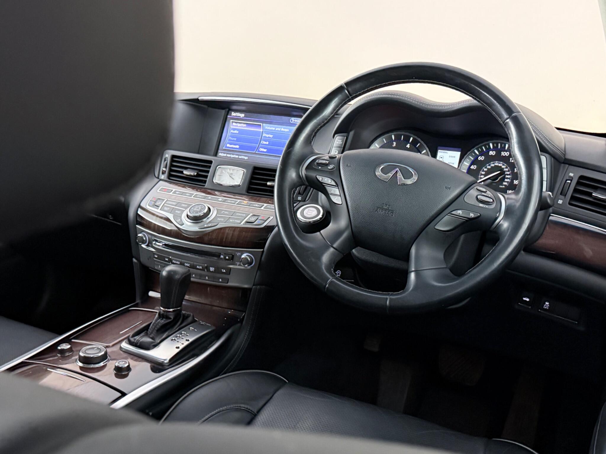 Infiniti Q70 view 13