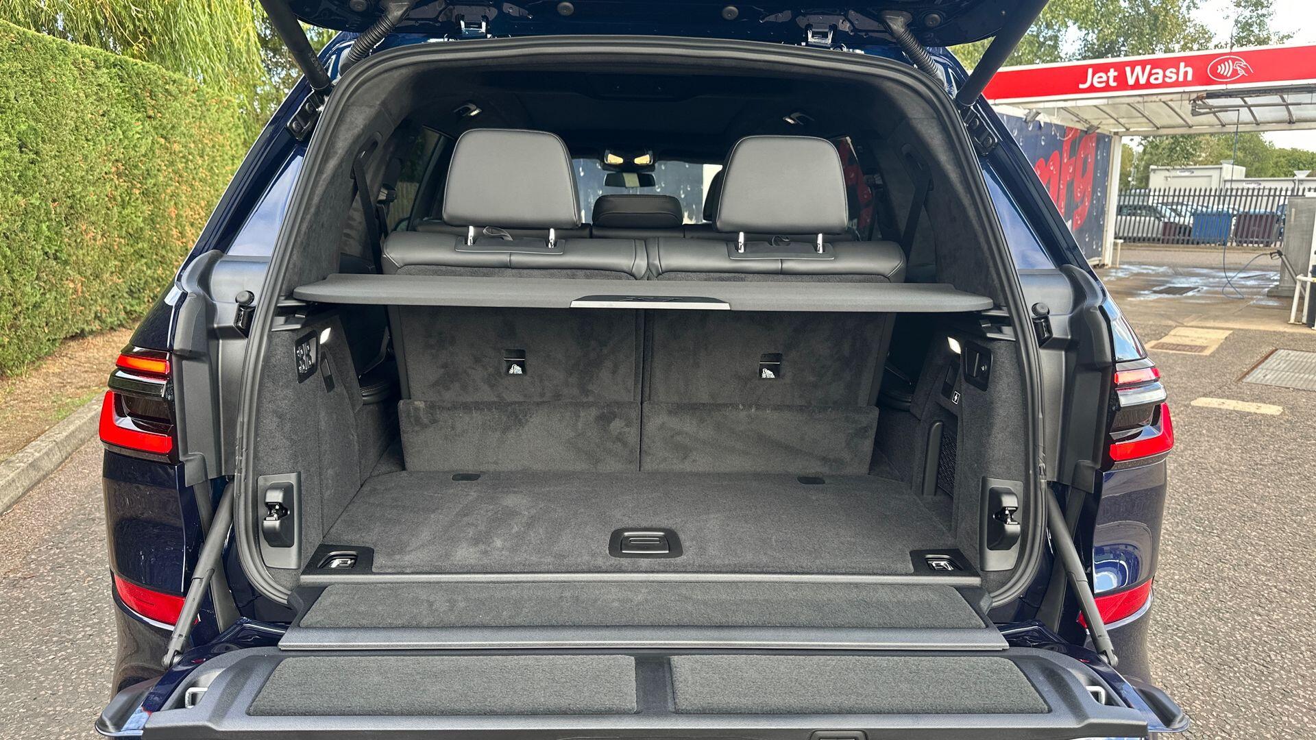 BMW X7 view 13