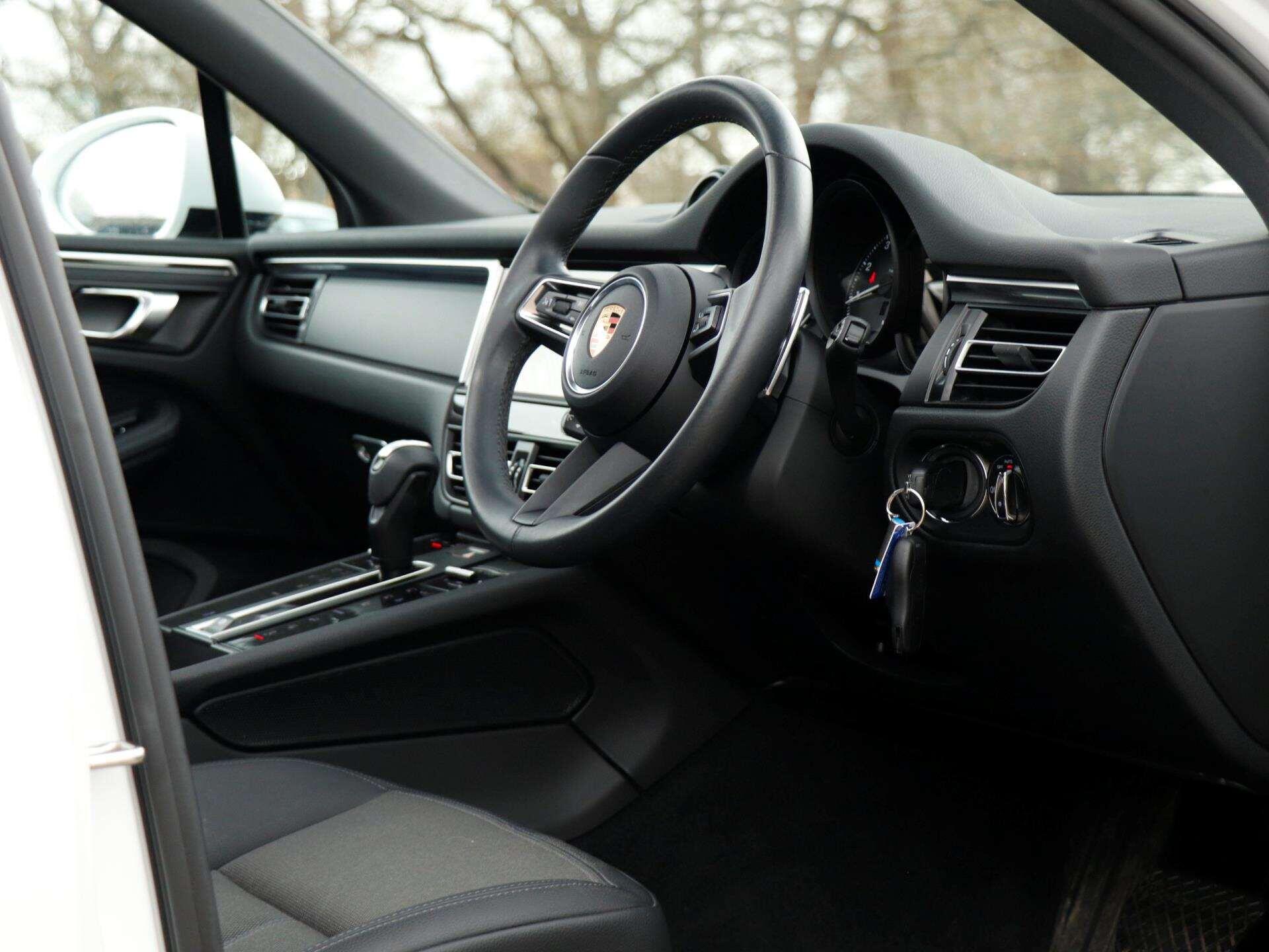 Porsche Macan view 11