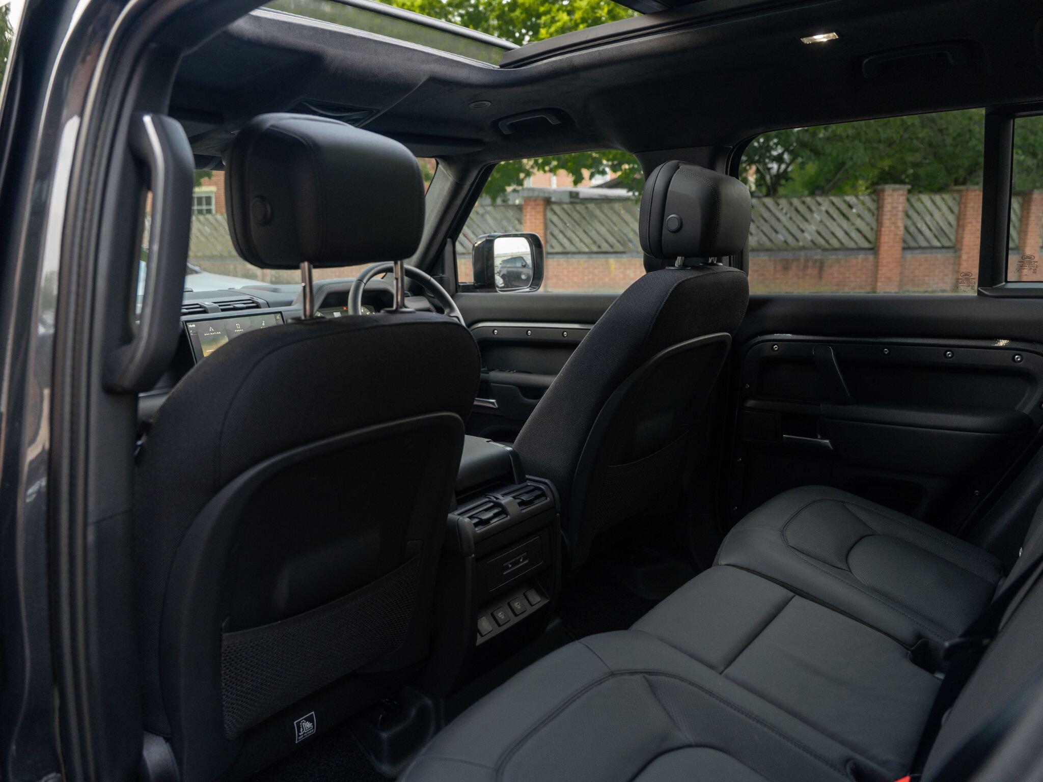 Land Rover Defender 110 view 51