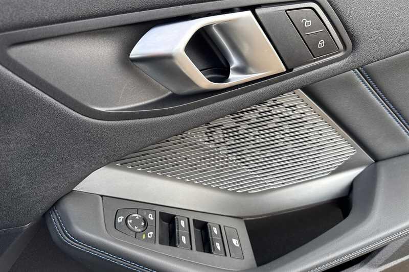 BMW 1 Series view 16