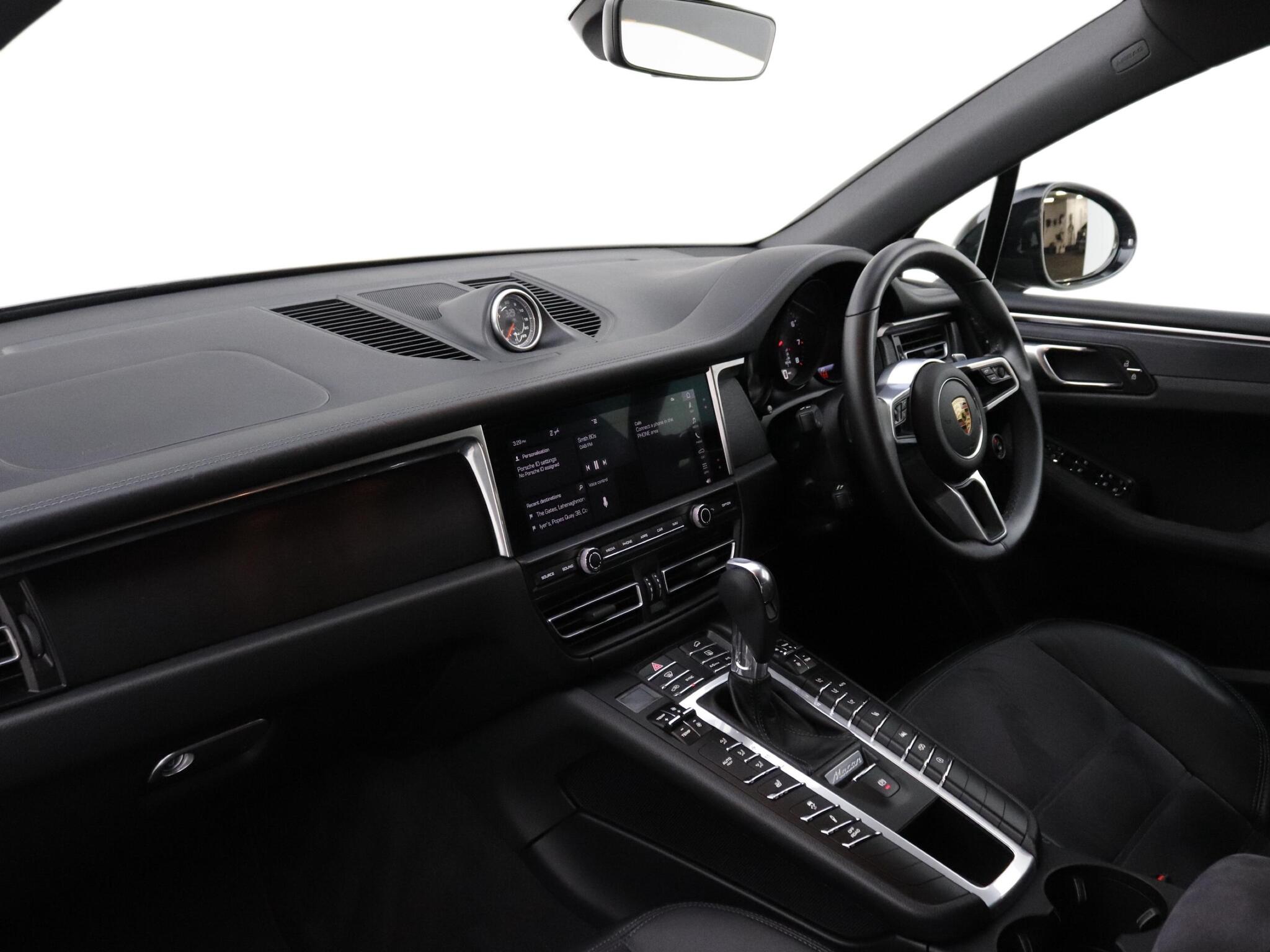 Porsche Macan view 12