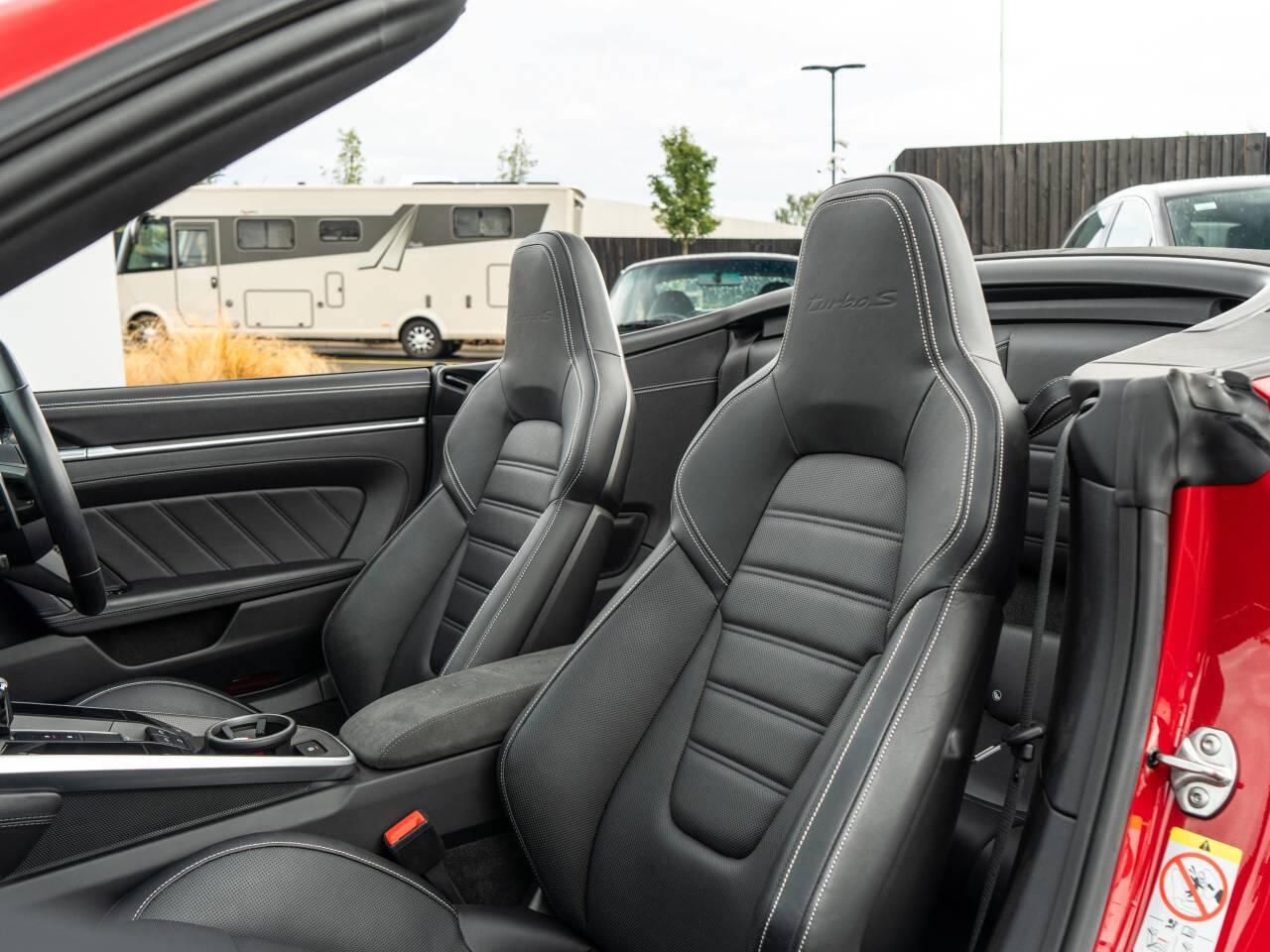 Porsche 911 view 34