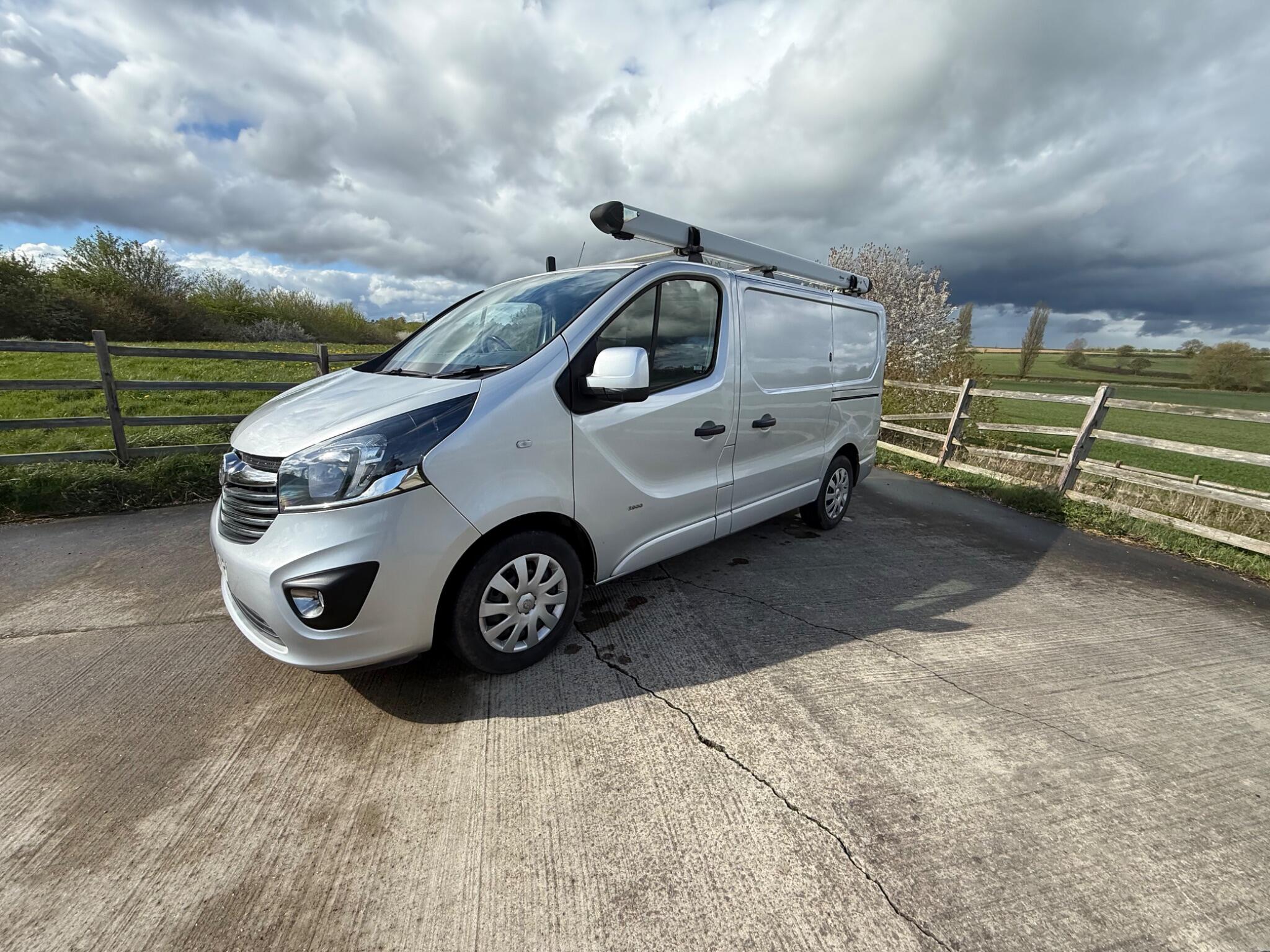 Vauxhall Vivaro 1.6 CDTi 2900 BiTurbo Sportive L1 H1 Euro 6 (s/s) 5dr — photo 12 of 98