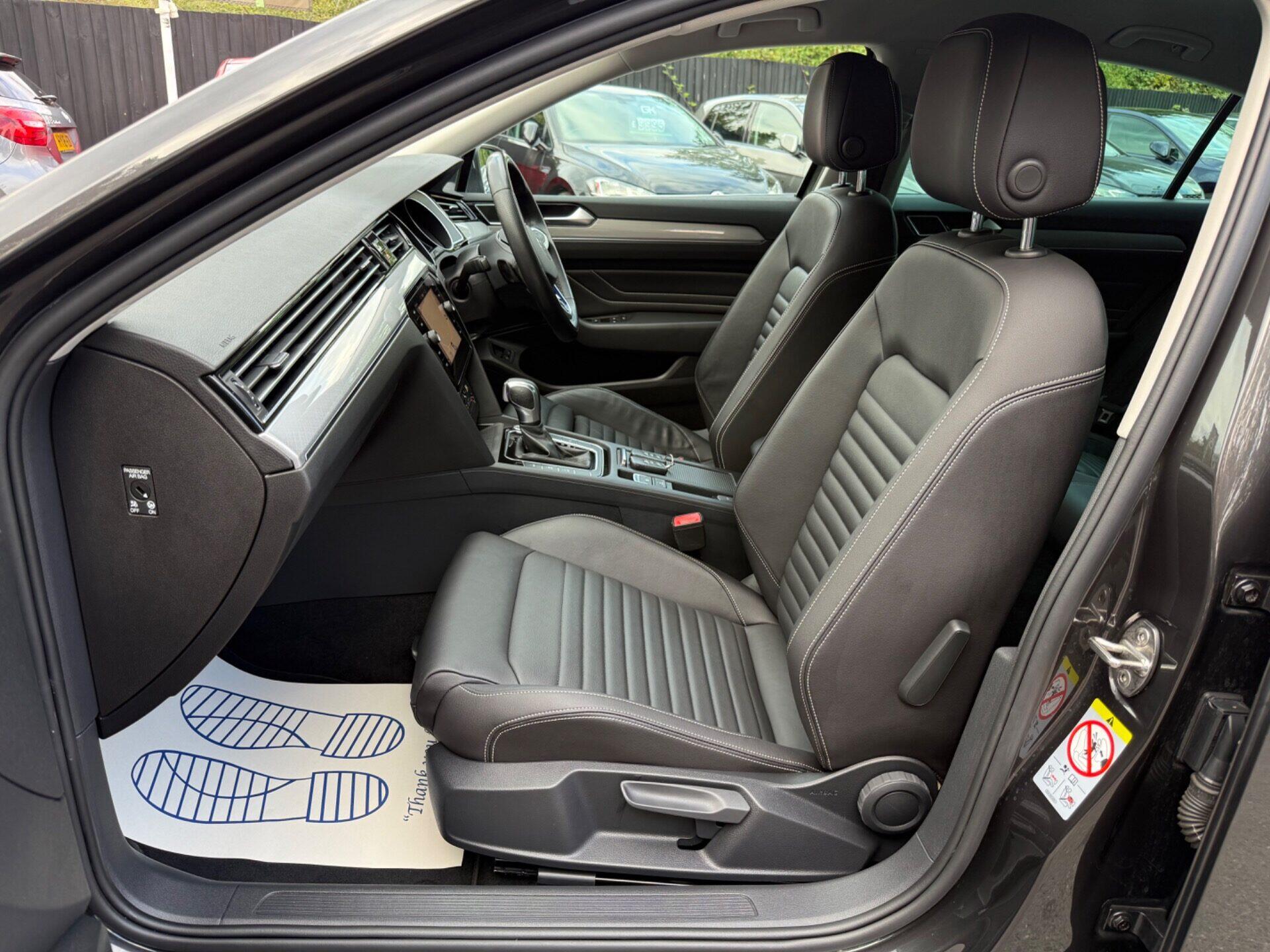 Volkswagen Passat view 3