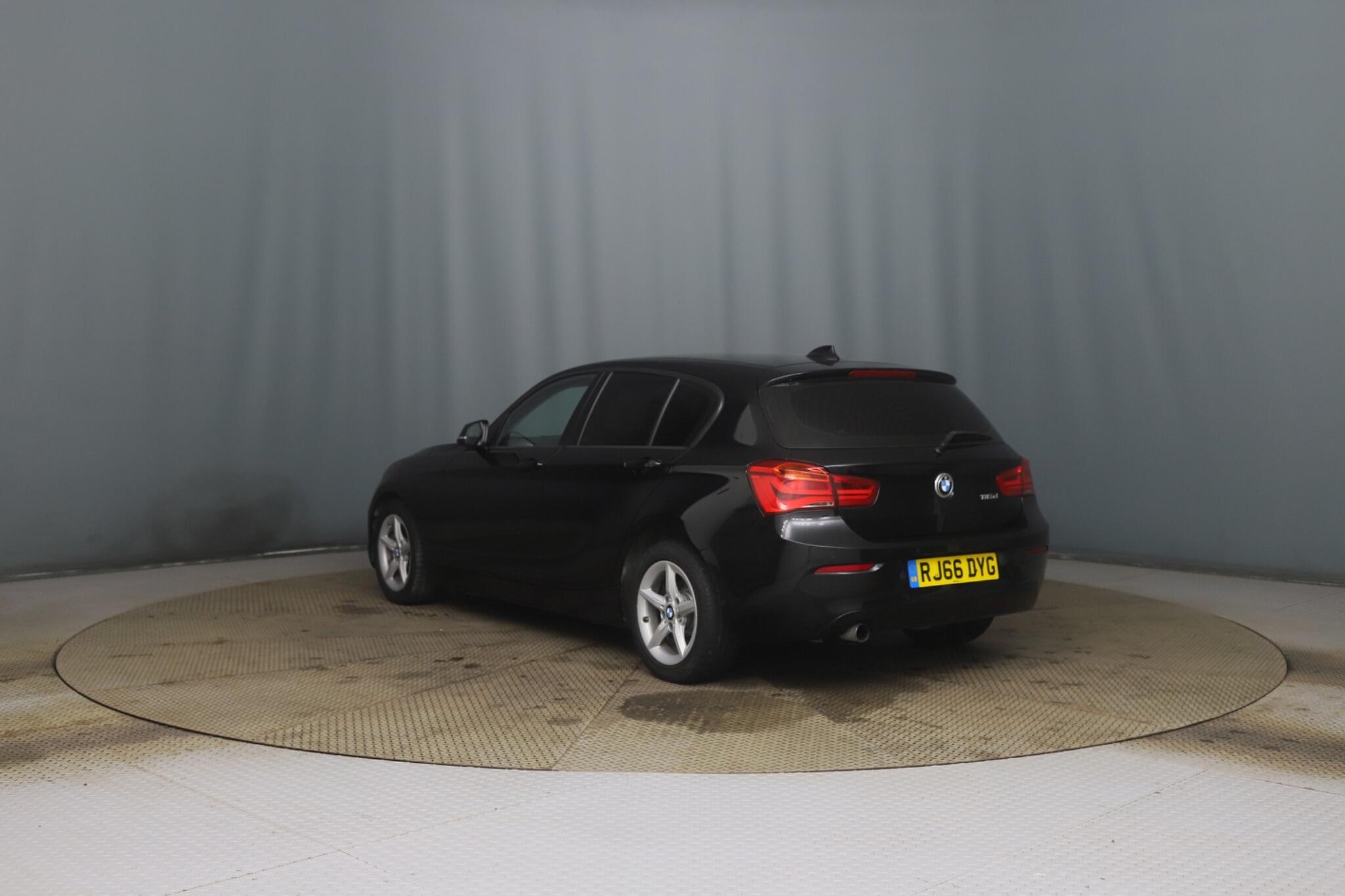 BMW 1 Series view 4