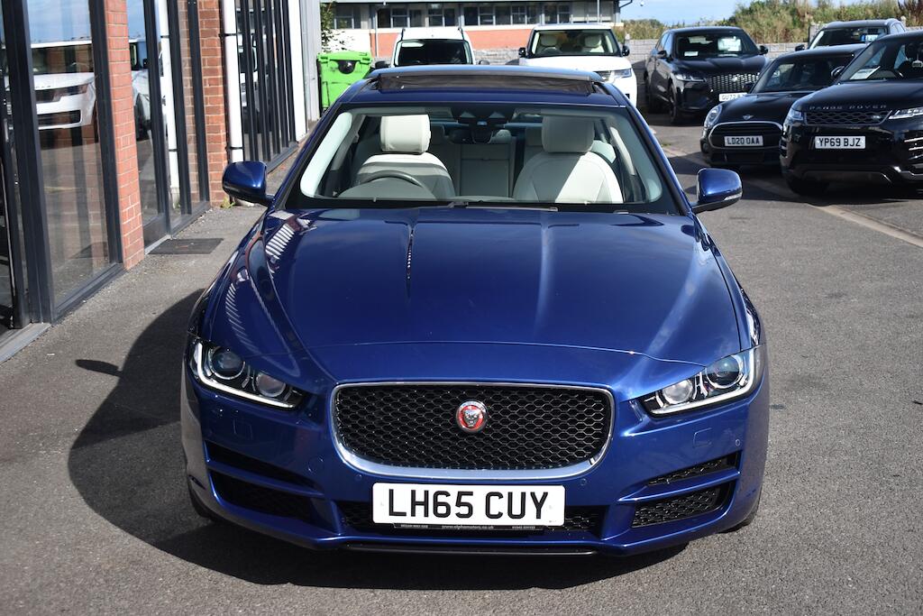 Jaguar Xe view 3