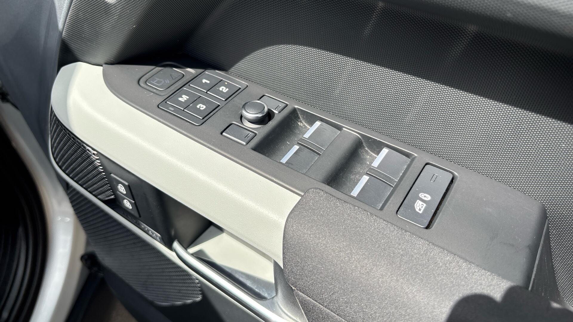 Land Rover Defender view 33