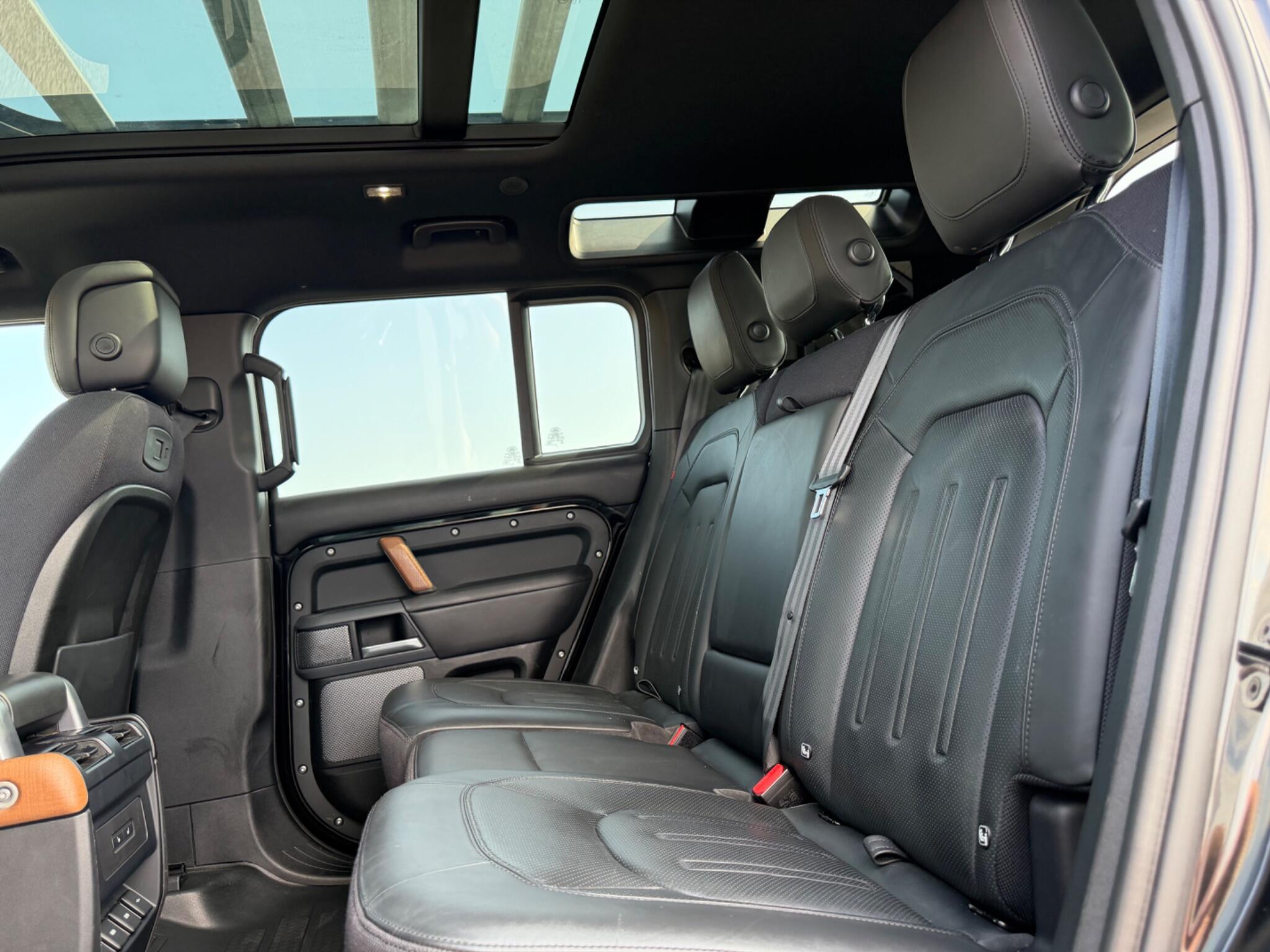 Land Rover Defender 110 view 29