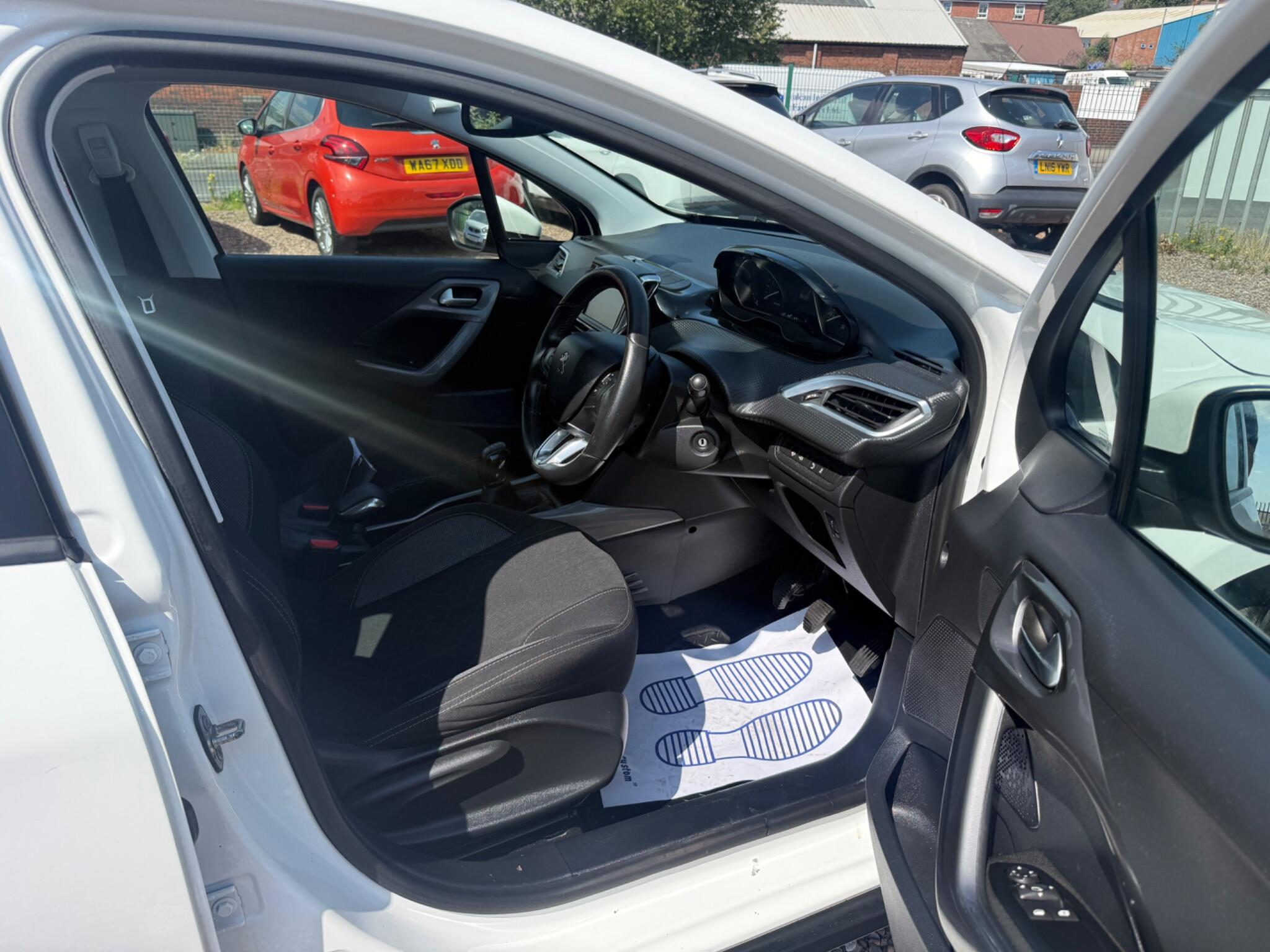 Peugeot 2008 view 19