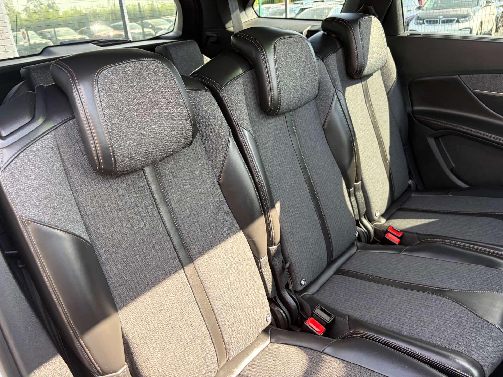 Peugeot 5008 view 34