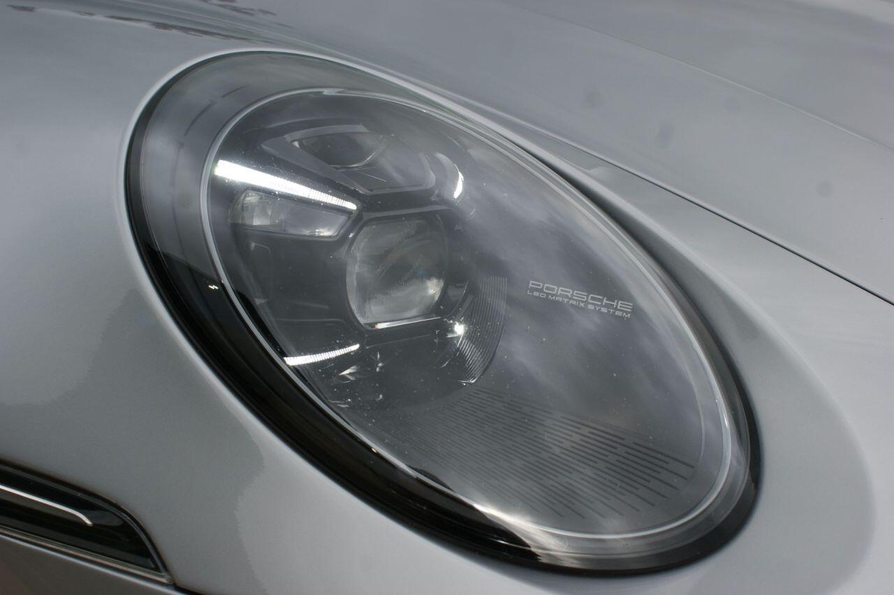 Porsche 911 view 7