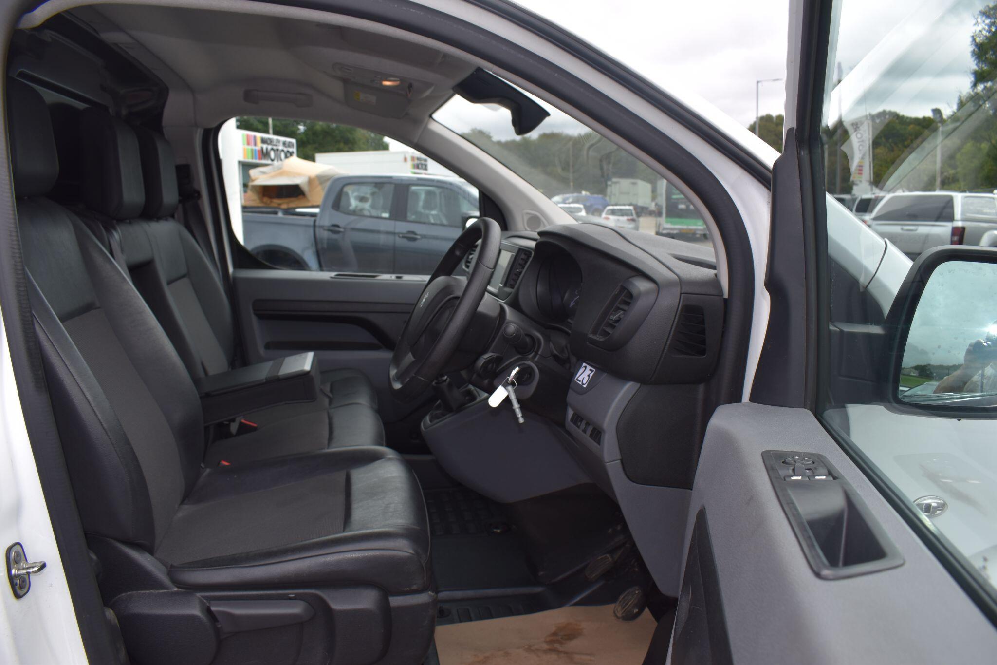 Expert - 2.0 BlueHDi 1400 Professional Premium Standard Panel Van MWB Euro 6 (s/s) 6dr - Image 13