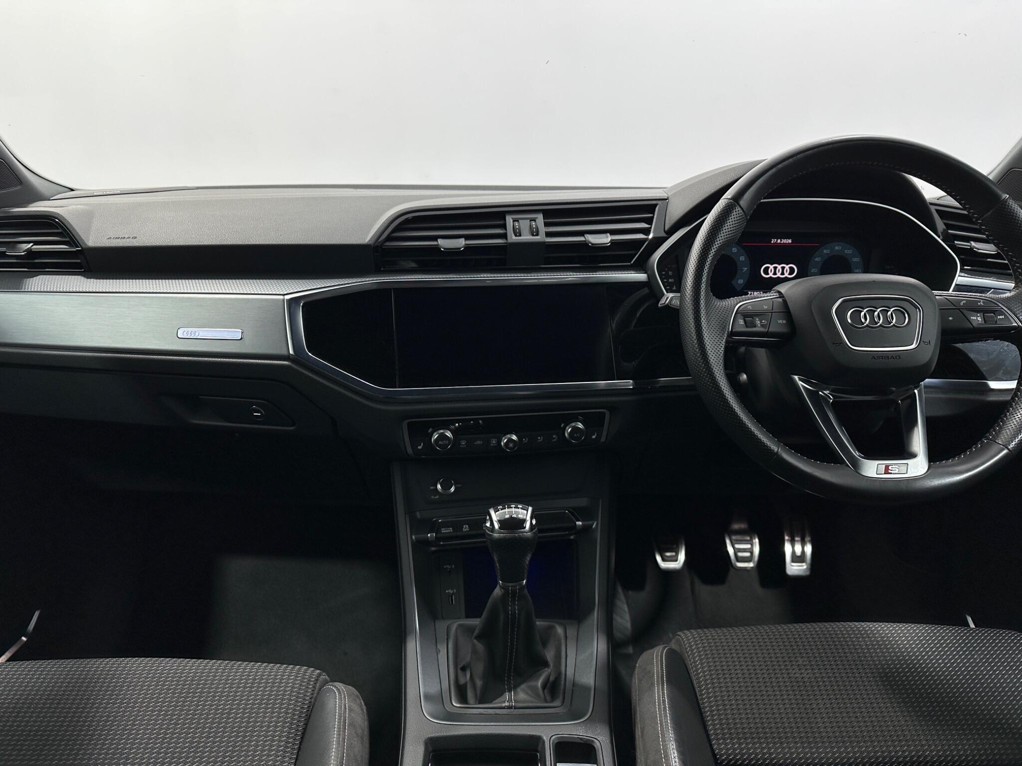 Audi Q3 view 20