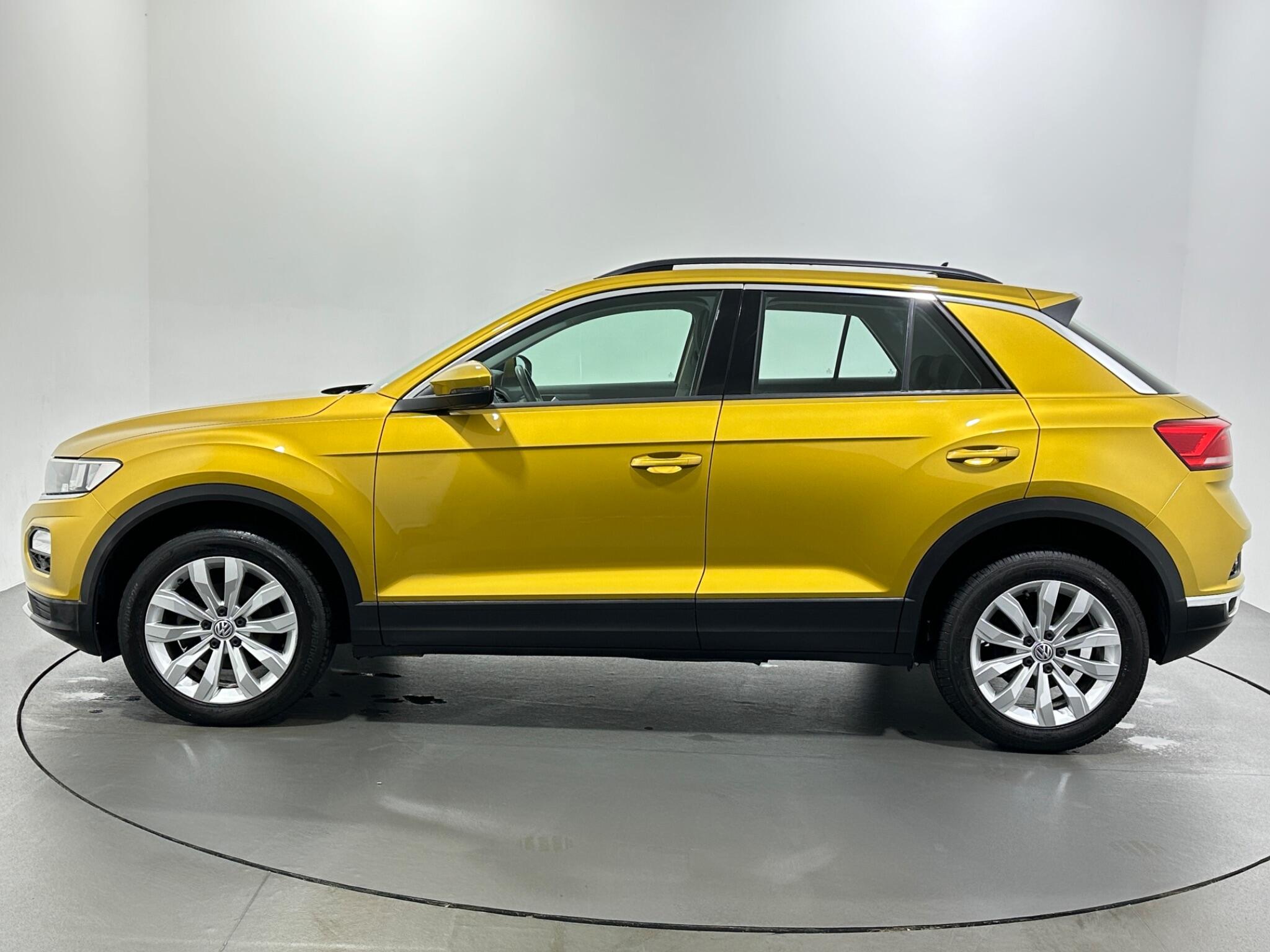 Volkswagen T-Roc view 5
