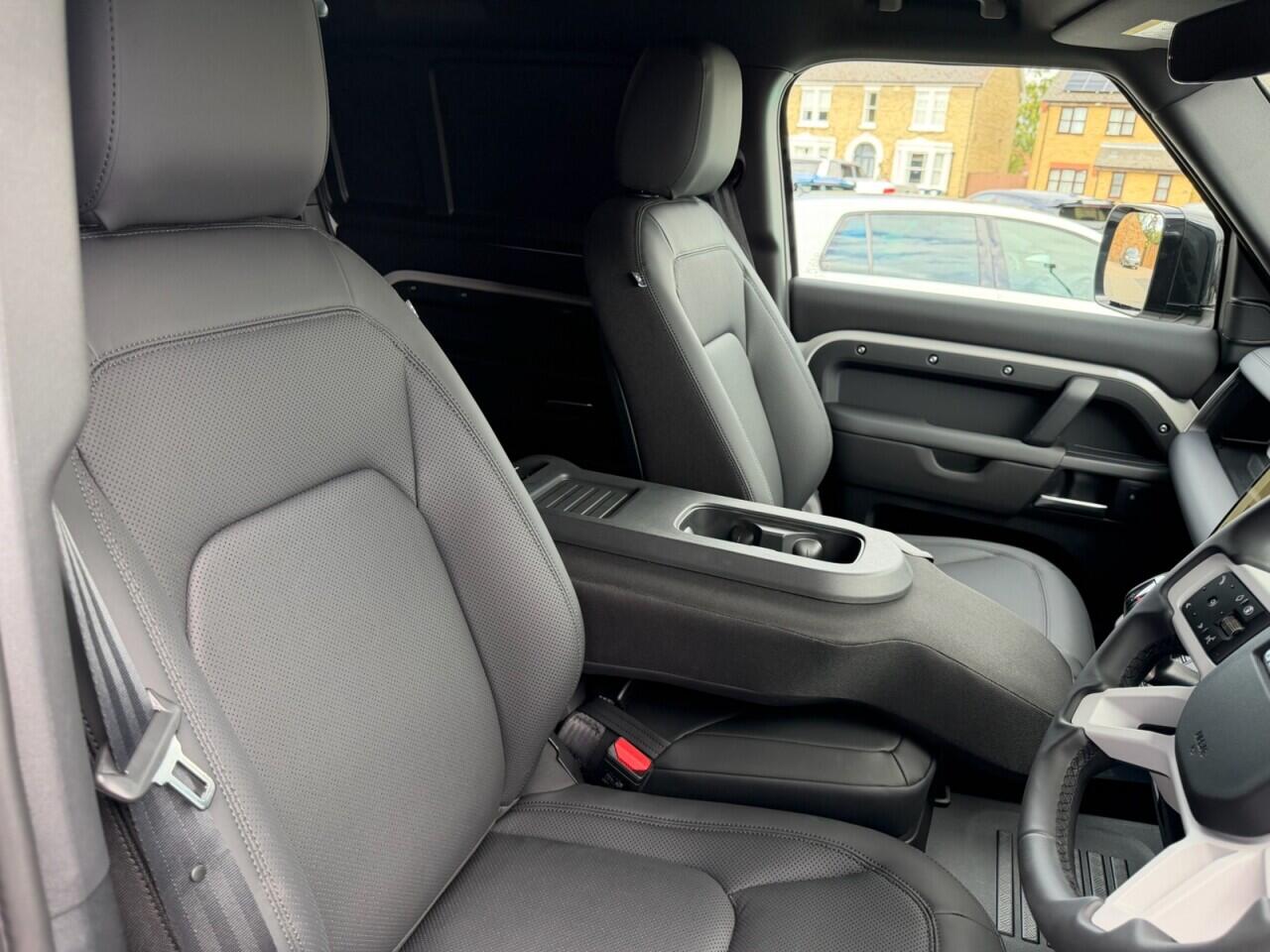 Land Rover Defender 110 view 24